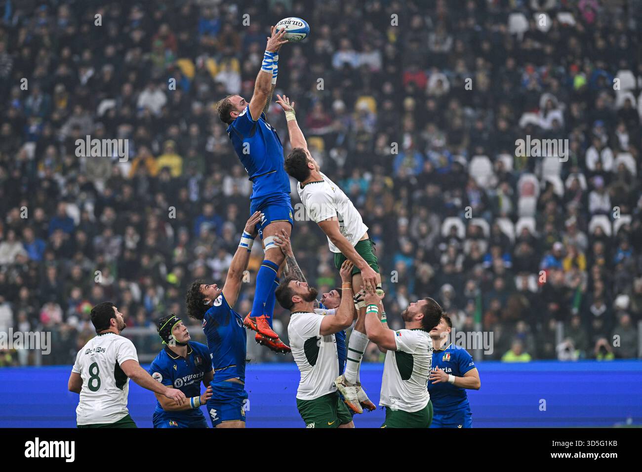 Turin, Italien. November 2025. Turin, Italien 15. November 2025 Quilter Nations Series 2025; Italien und Südafrika, Allianz Stadium Turin Nicololò Cannone (4)ITA von Italien in Aktion während des Spiels der Quilter Nations Series 2025 zwischen Italien und Südafrika im Allianz Stadium Turin am 15. November 2025 in Turin (Foto: Tonello Abozzi/Pacific Press) Credit: Pacific Press Media Production Corp./Alamy Live News Stockfoto