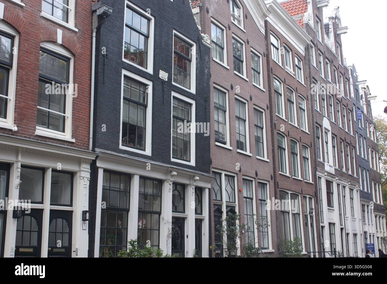 Gebäude entlang der Buiten Brouwers Straat in Amsterdam, Niederlande Stockfoto