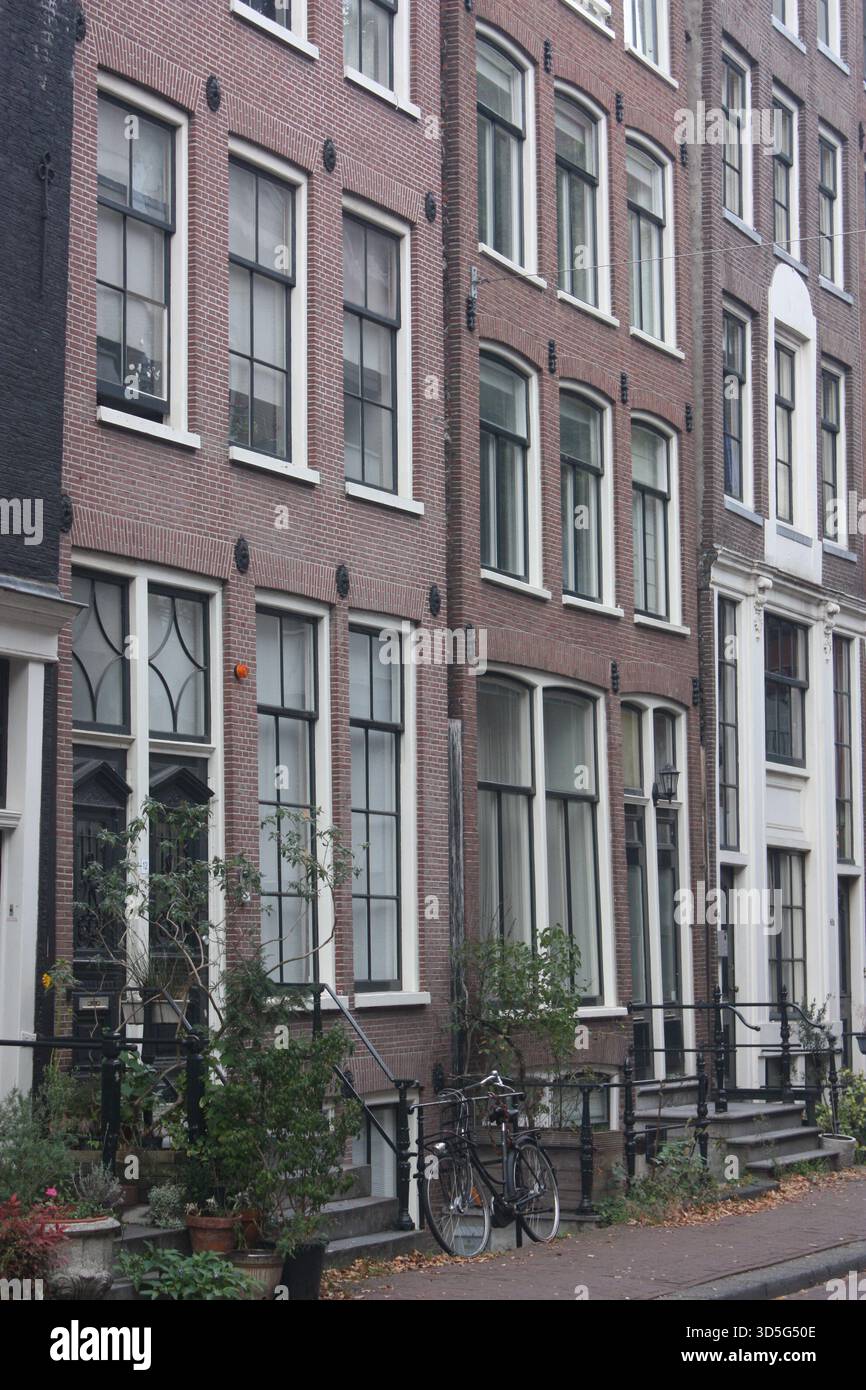Gebäude entlang der Buiten Brouwers Straat in Amsterdam, Niederlande Stockfoto