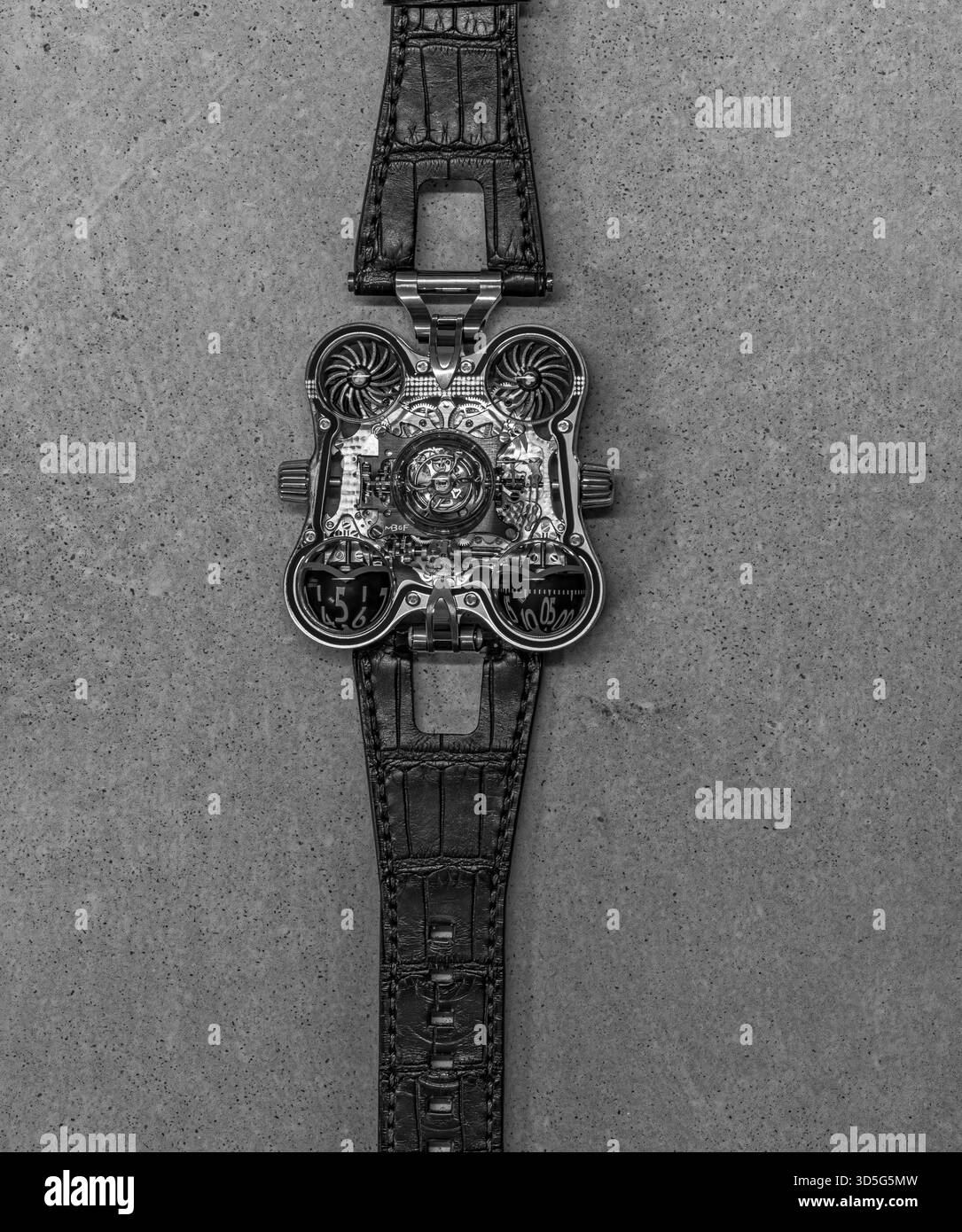 Die Armbanduhr MB&F Horological Machine N°6 präsentiert ihr radikales und futuristisches Design, das von der Luft- und Raumfahrttechnik inspiriert wurde. Stockfoto