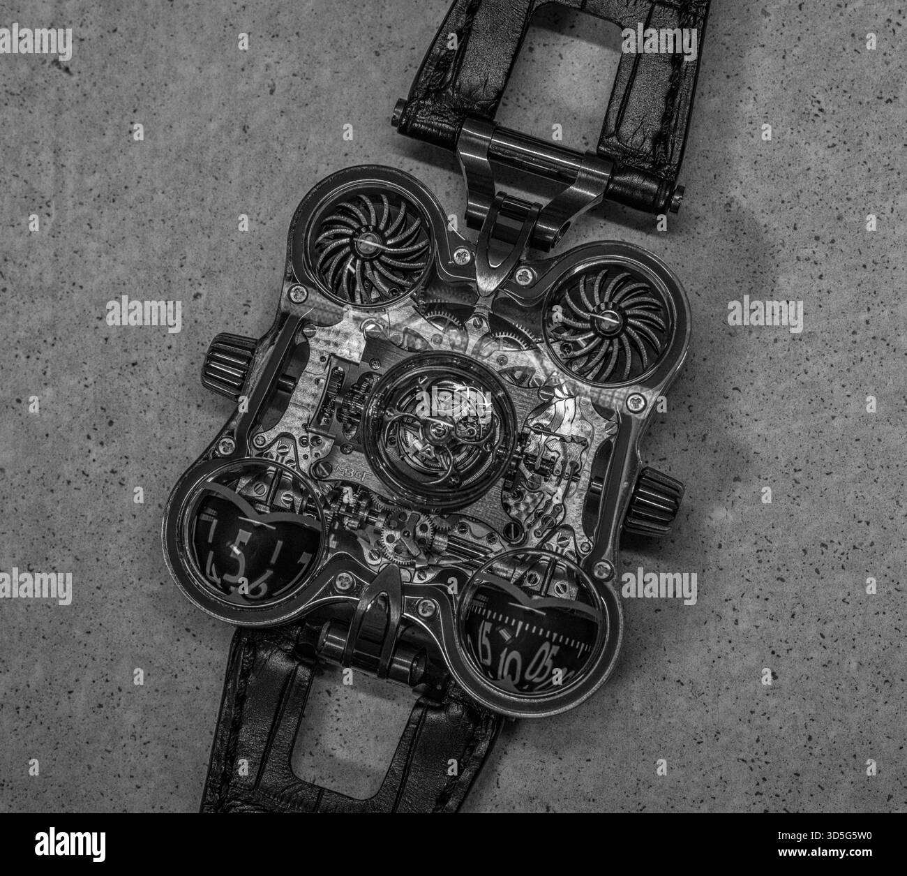 Die Armbanduhr MB&F Horological Machine N°6 präsentiert ihr radikales und futuristisches Design, das von der Luft- und Raumfahrttechnik inspiriert wurde. Stockfoto