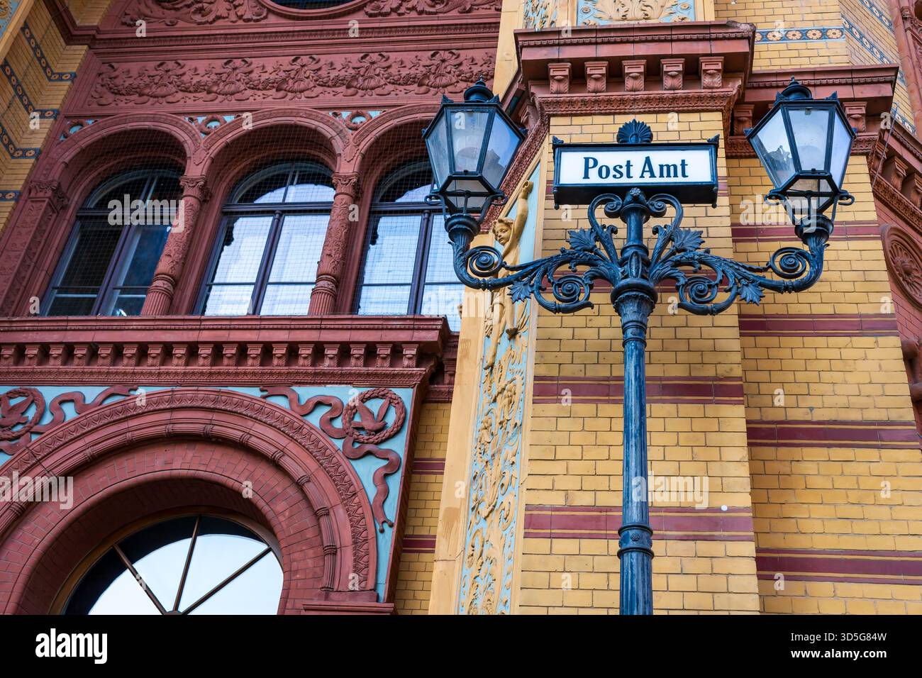 Das historische Postfuhramt-Gebäude an der Oranienburger Straße in Berlin-Mitte. Alte deutsche Post Nahaufnahme mit Vintage-Schild. Stockfoto