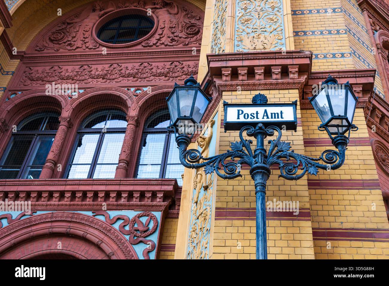 Das historische Postfuhramt-Gebäude an der Oranienburger Straße in Berlin-Mitte. Alte deutsche Post Nahaufnahme mit Vintage-Schild. Stockfoto