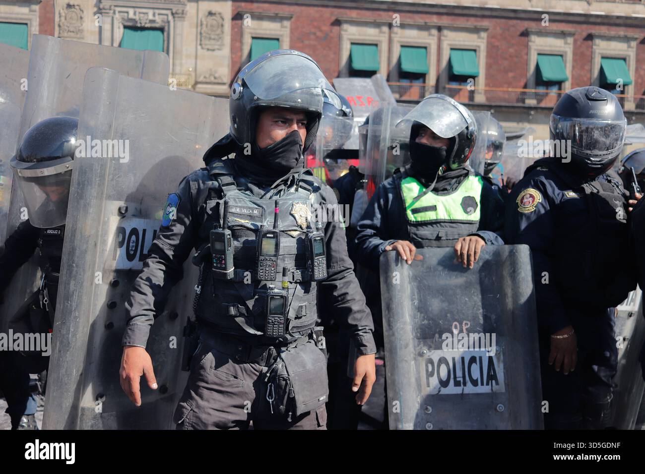 Mexiko-Stadt, Mexiko. November 2025. Während der selbsternannten „Gen Z“-Demonstration gegen die mexikanische Regierung nach der Ermordung des Bürgermeisters von Uruapan Carlos Manzola, während Mexikos Präsidentin Claudia Sheinbaum in den letzten Tagen die Legitimität der Bewegung in Frage gestellt hat. Am 15. November 2025 in Mexiko-Stadt. (Foto: Carlos Santiago/Eyepix Group/SIPA USA) Credit: SIPA USA/Alamy Live News Stockfoto