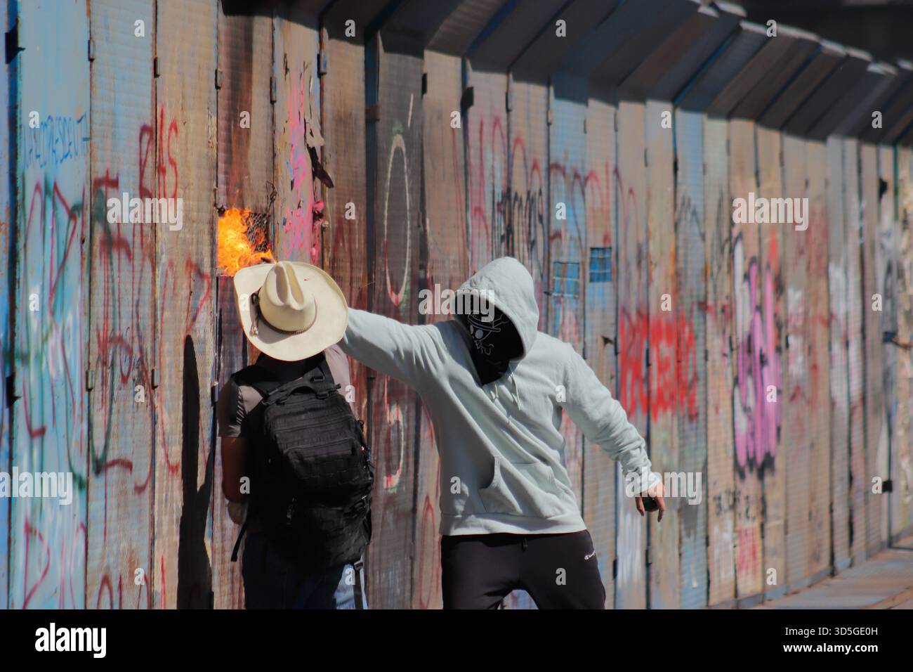 Mexiko-Stadt, Mexiko. November 2025. Während der selbsternannten „Gen Z“-Demonstration gegen die mexikanische Regierung nach der Ermordung des Bürgermeisters von Uruapan Carlos Manzola gibt es Aufstände, während Mexikos Präsidentin Claudia Sheinbaum in den letzten Tagen die Legitimität der Bewegung in Frage gestellt hat. Am 15. November 2025 in Mexiko-Stadt. (Foto: Carlos Santiago/Eyepix Group/SIPA USA) Credit: SIPA USA/Alamy Live News Stockfoto
