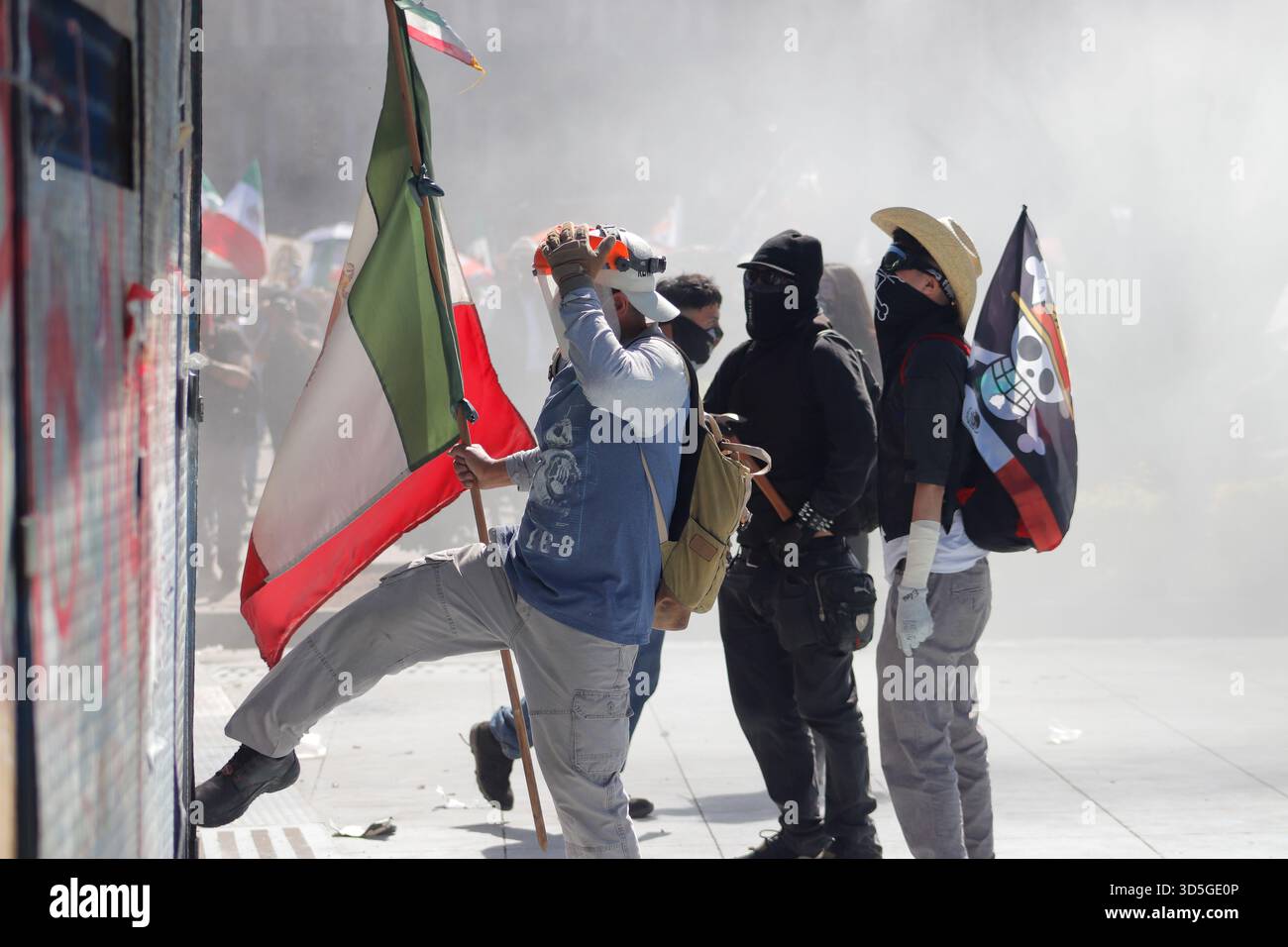 Mexiko-Stadt, Mexiko. November 2025. Während der selbsternannten „Gen Z“-Demonstration gegen die mexikanische Regierung nach der Ermordung des Bürgermeisters von Uruapan Carlos Manzola gibt es Aufstände, während Mexikos Präsidentin Claudia Sheinbaum in den letzten Tagen die Legitimität der Bewegung in Frage gestellt hat. Am 15. November 2025 in Mexiko-Stadt. (Foto: Carlos Santiago/Eyepix Group/SIPA USA) Credit: SIPA USA/Alamy Live News Stockfoto