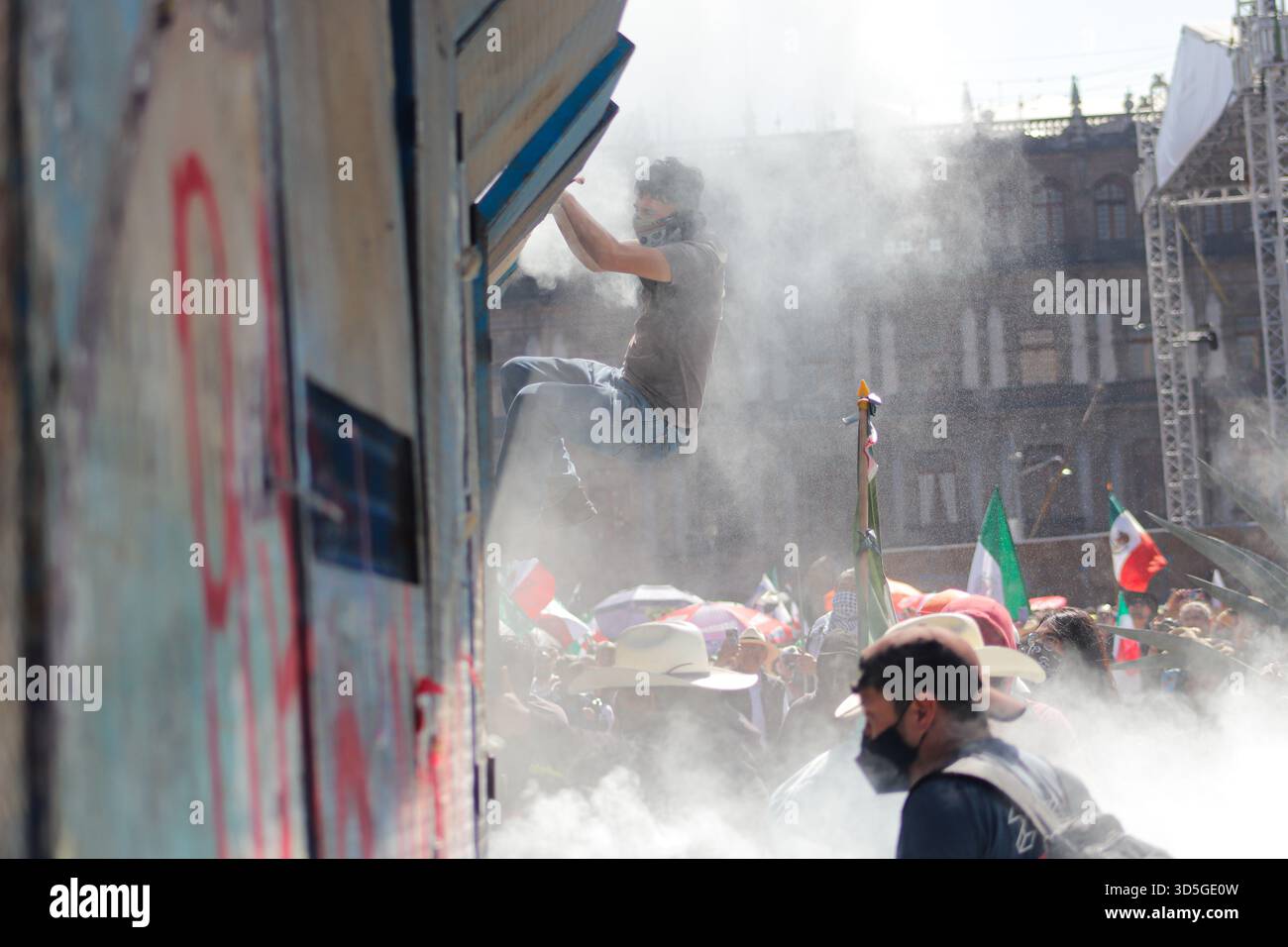 Mexiko-Stadt, Mexiko. November 2025. Während der selbsternannten „Gen Z“-Demonstration gegen die mexikanische Regierung nach der Ermordung des Bürgermeisters von Uruapan Carlos Manzola gibt es Aufstände, während Mexikos Präsidentin Claudia Sheinbaum in den letzten Tagen die Legitimität der Bewegung in Frage gestellt hat. Am 15. November 2025 in Mexiko-Stadt. (Foto: Carlos Santiago/Eyepix Group/SIPA USA) Credit: SIPA USA/Alamy Live News Stockfoto