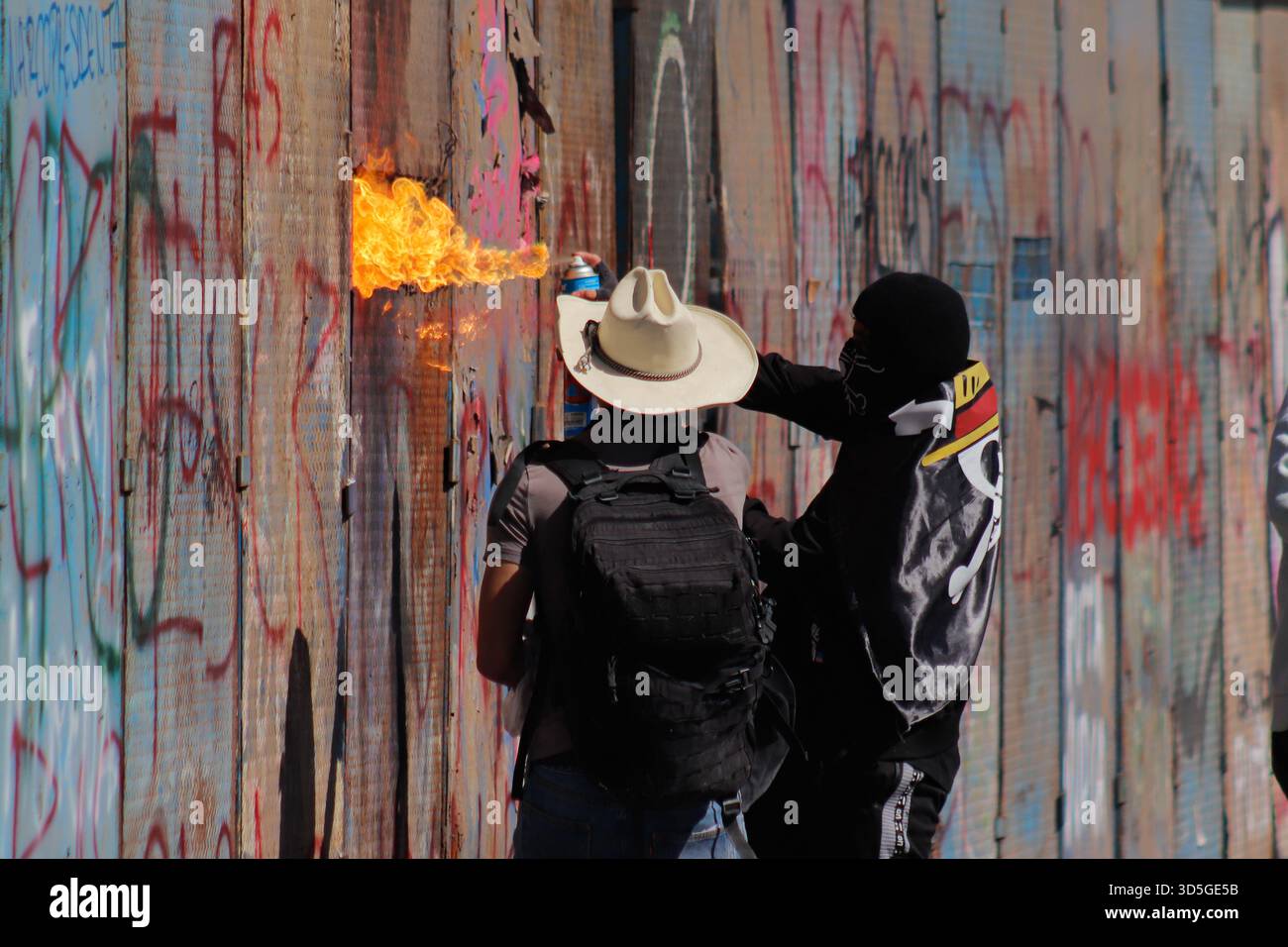 Mexiko-Stadt, Mexiko. November 2025. Während der selbsternannten „Gen Z“-Demonstration gegen die mexikanische Regierung nach der Ermordung des Bürgermeisters von Uruapan Carlos Manzola gibt es Aufstände, während Mexikos Präsidentin Claudia Sheinbaum in den letzten Tagen die Legitimität der Bewegung in Frage gestellt hat. Am 15. November 2025 in Mexiko-Stadt. (Foto: Carlos Santiago/Eyepix Group/SIPA USA) Credit: SIPA USA/Alamy Live News Stockfoto