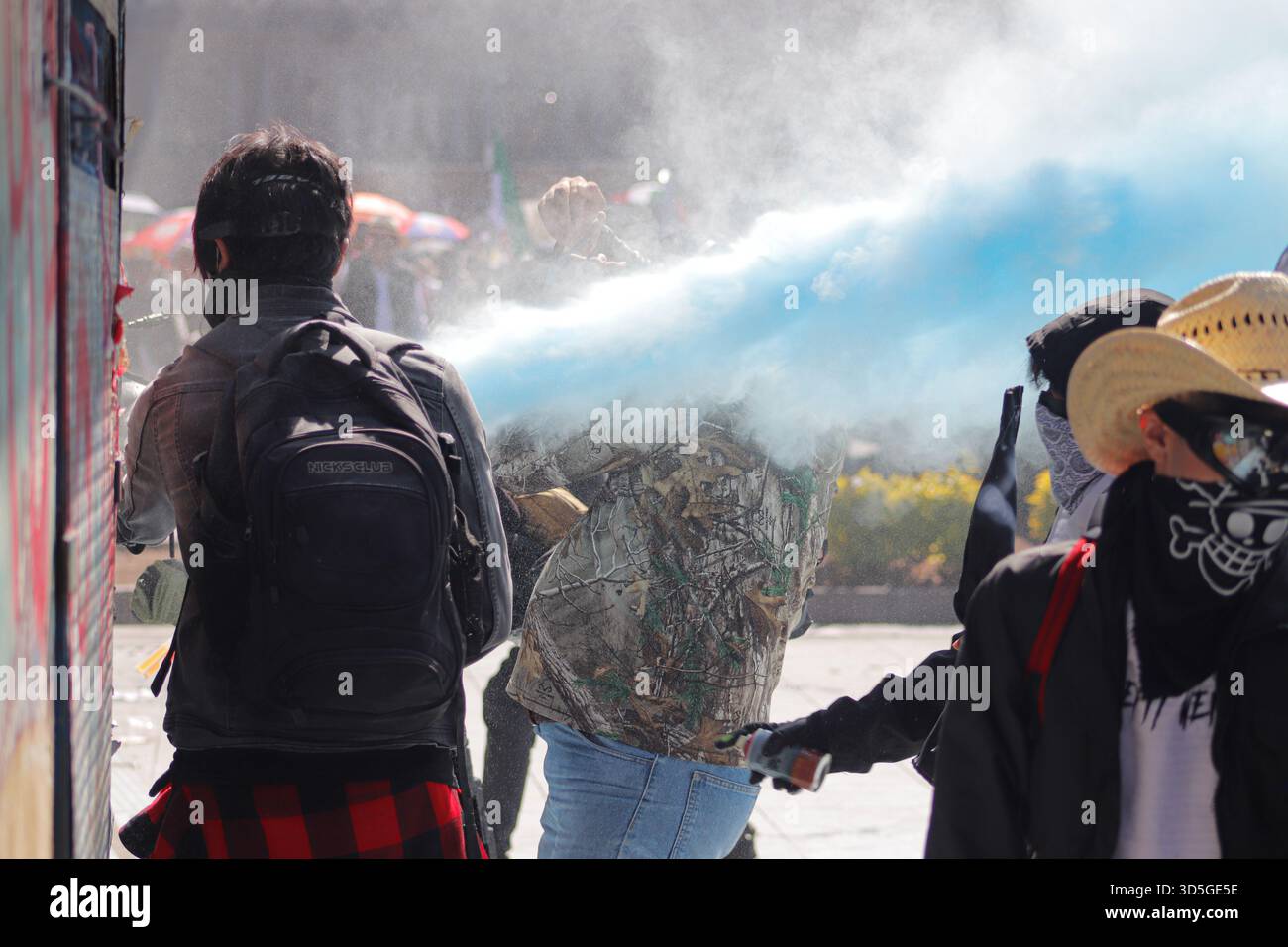 Mexiko-Stadt, Mexiko. November 2025. Während der selbsternannten „Gen Z“-Demonstration gegen die mexikanische Regierung nach der Ermordung des Bürgermeisters von Uruapan Carlos Manzola gibt es Aufstände, während Mexikos Präsidentin Claudia Sheinbaum in den letzten Tagen die Legitimität der Bewegung in Frage gestellt hat. Am 15. November 2025 in Mexiko-Stadt. (Foto: Carlos Santiago/Eyepix Group/SIPA USA) Credit: SIPA USA/Alamy Live News Stockfoto