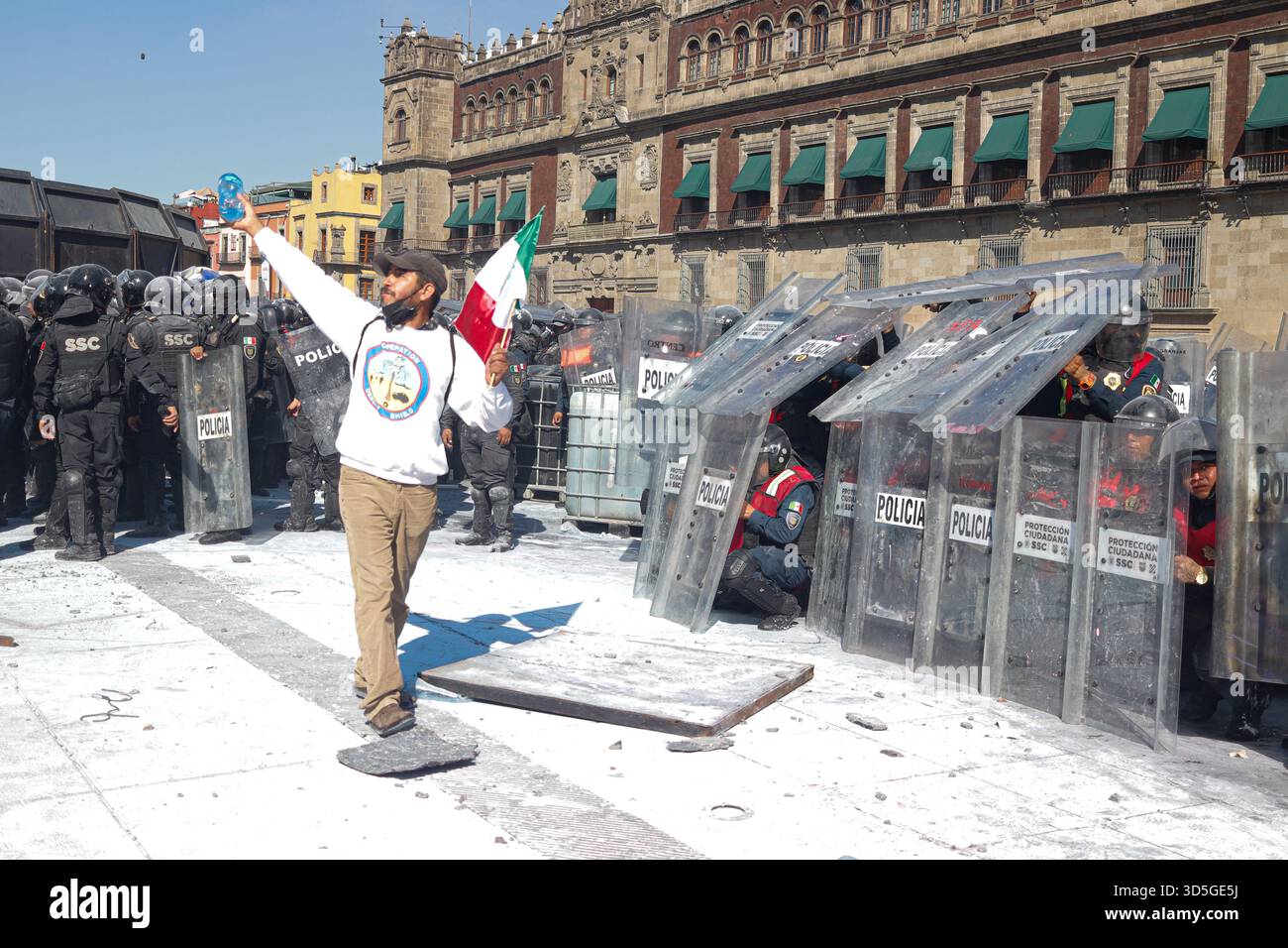 Mexiko-Stadt, Mexiko. November 2025. Während der selbsternannten „Gen Z“-Demonstration gegen die mexikanische Regierung nach der Ermordung des Bürgermeisters von Uruapan Carlos Manzola konfrontiert eine Person die Polizei, während Mexikos Präsidentin Claudia Sheinbaum in den letzten Tagen die Legitimität der Bewegung in Frage gestellt hat. Am 15. November 2025 in Mexiko-Stadt. (Foto: Carlos Santiago/Eyepix Group/SIPA USA) Credit: SIPA USA/Alamy Live News Stockfoto