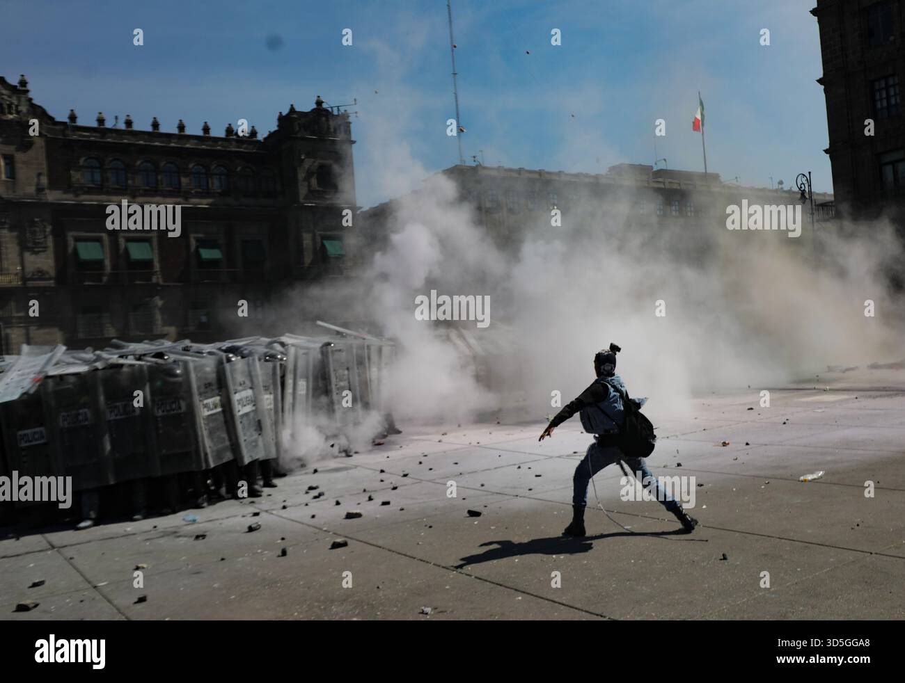 Mexiko-Stadt, Mexiko. November 2025. Während der Demonstration von Gen Z auf dem Hauptplatz Zocalo gegen die mexikanische Regierung nach dem Mord an dem Bürgermeister von Uruapan Carlos Manzola konfrontiert eine Person die Polizei, während Mexikos Präsidentin Claudia Sheinbaum in den letzten Tagen die Legitimität der Bewegung in Frage gestellt hat. Am 15. November 2025 in Mexiko-Stadt. (Foto: Ian Robles/Eyepix Group/SIPA USA) Credit: SIPA USA/Alamy Live News Stockfoto