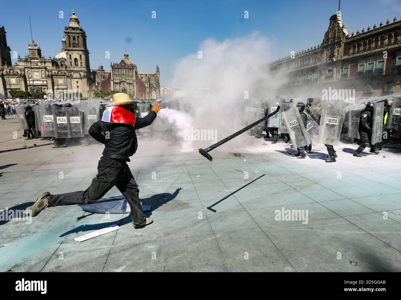 Mexiko-Stadt, Mexiko. November 2025. Während der Demonstration von Gen Z auf dem Hauptplatz Zocalo gegen die mexikanische Regierung nach dem Mord an dem Bürgermeister von Uruapan Carlos Manzola konfrontiert eine Person die Polizei, während Mexikos Präsidentin Claudia Sheinbaum in den letzten Tagen die Legitimität der Bewegung in Frage gestellt hat. Am 15. November 2025 in Mexiko-Stadt. (Foto: Ian Robles/Eyepix Group/SIPA USA) Credit: SIPA USA/Alamy Live News Stockfoto