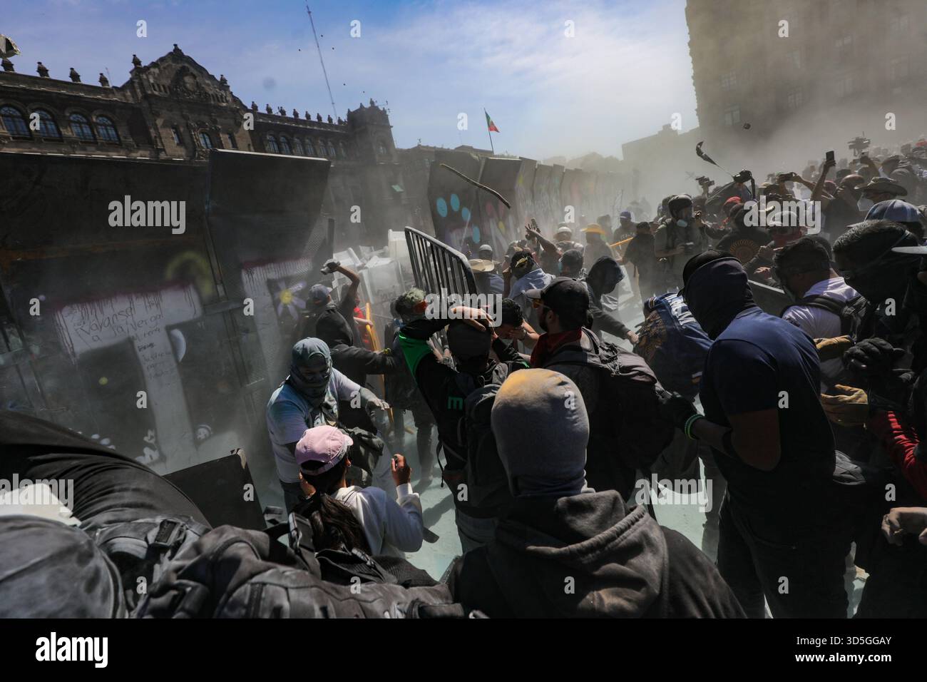 Mexiko-Stadt, Mexiko. November 2025. Die Menschen versuchen, die Barrikaden zum Schutz des Nationalpalastes während der Demonstration der „Gen Z“ auf dem Hauptplatz Zocalo gegen die mexikanische Regierung nach dem Mord an dem Bürgermeister von Uruapan Carlos Manzola niederzureißen, während Mexikos Präsidentin Claudia Sheinbaum in den letzten Tagen die Legitimität der Bewegung in Frage gestellt hat. Am 15. November 2025 in Mexiko-Stadt. (Foto: Ian Robles/Eyepix Group/SIPA USA) Credit: SIPA USA/Alamy Live News Stockfoto