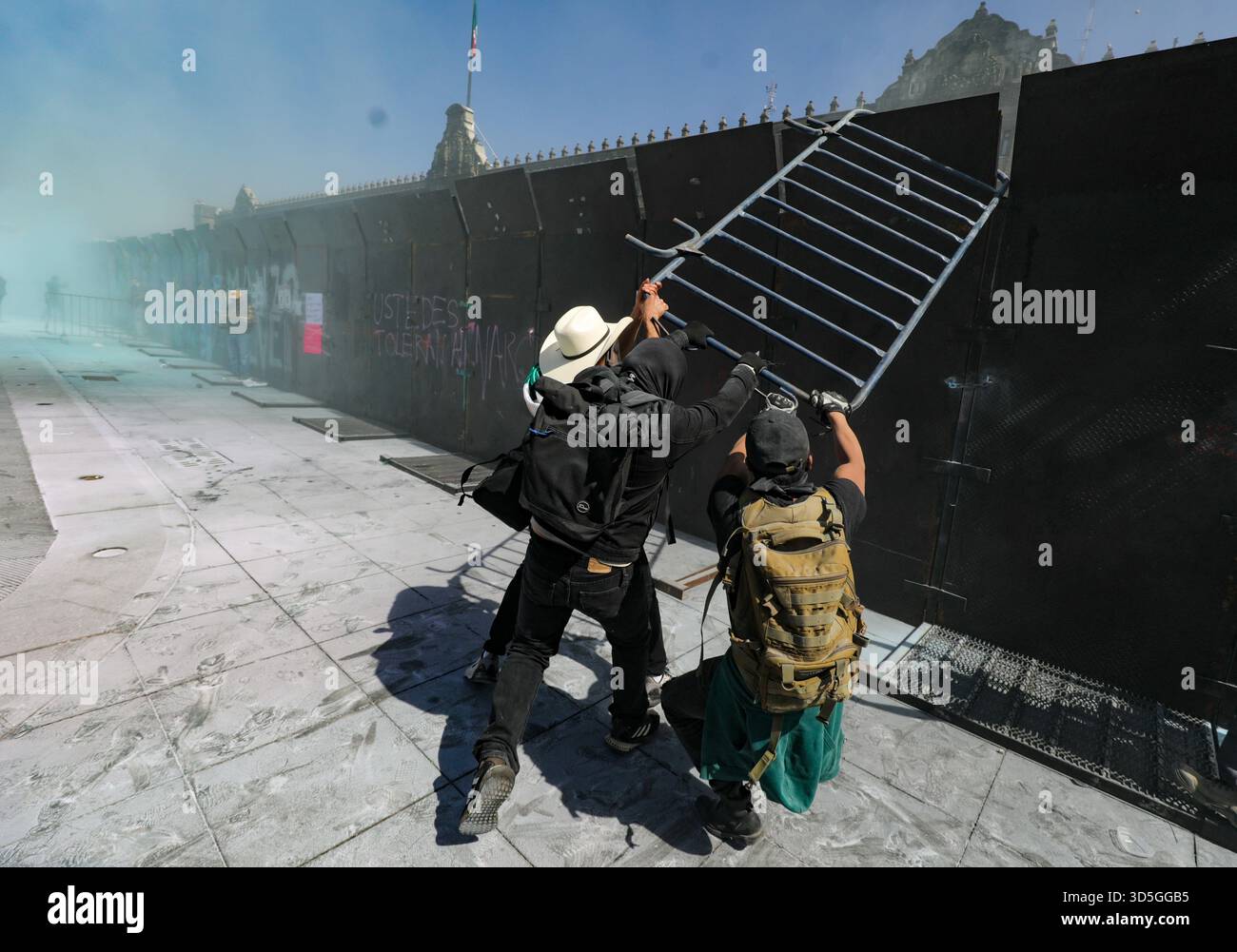 Mexiko-Stadt, Mexiko. November 2025. Die Menschen versuchen, die Barrikaden zum Schutz des Nationalpalastes während der Demonstration der „Gen Z“ auf dem Hauptplatz Zocalo gegen die mexikanische Regierung nach dem Mord an dem Bürgermeister von Uruapan Carlos Manzola niederzureißen, während Mexikos Präsidentin Claudia Sheinbaum in den letzten Tagen die Legitimität der Bewegung in Frage gestellt hat. Am 15. November 2025 in Mexiko-Stadt. (Foto: Ian Robles/Eyepix Group/SIPA USA) Credit: SIPA USA/Alamy Live News Stockfoto