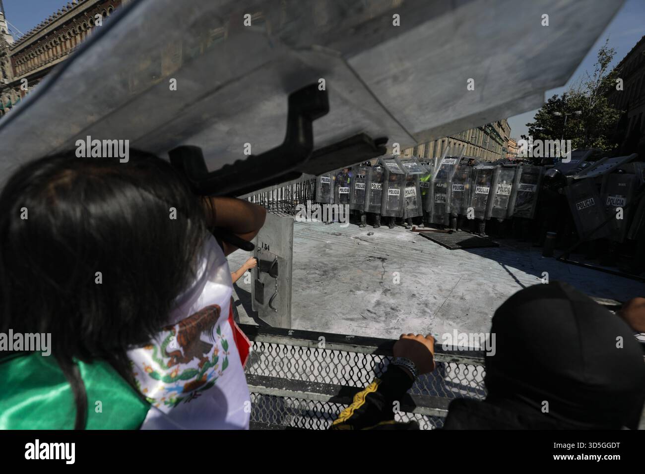 Mexiko-Stadt, Mexiko. November 2025. Während der Demonstration der „Gen Z“ auf dem Hauptplatz Zocalo gegen die mexikanische Regierung nach dem Mord an dem Bürgermeister von Uruapan Carlos Manzola stehen die Menschen der Polizei gegenüber, während Mexikos Präsidentin Claudia Sheinbaum in den letzten Tagen die Legitimität der Bewegung in Frage gestellt hat. Am 15. November 2025 in Mexiko-Stadt. (Foto: Ian Robles/Eyepix Group/SIPA USA) Credit: SIPA USA/Alamy Live News Stockfoto