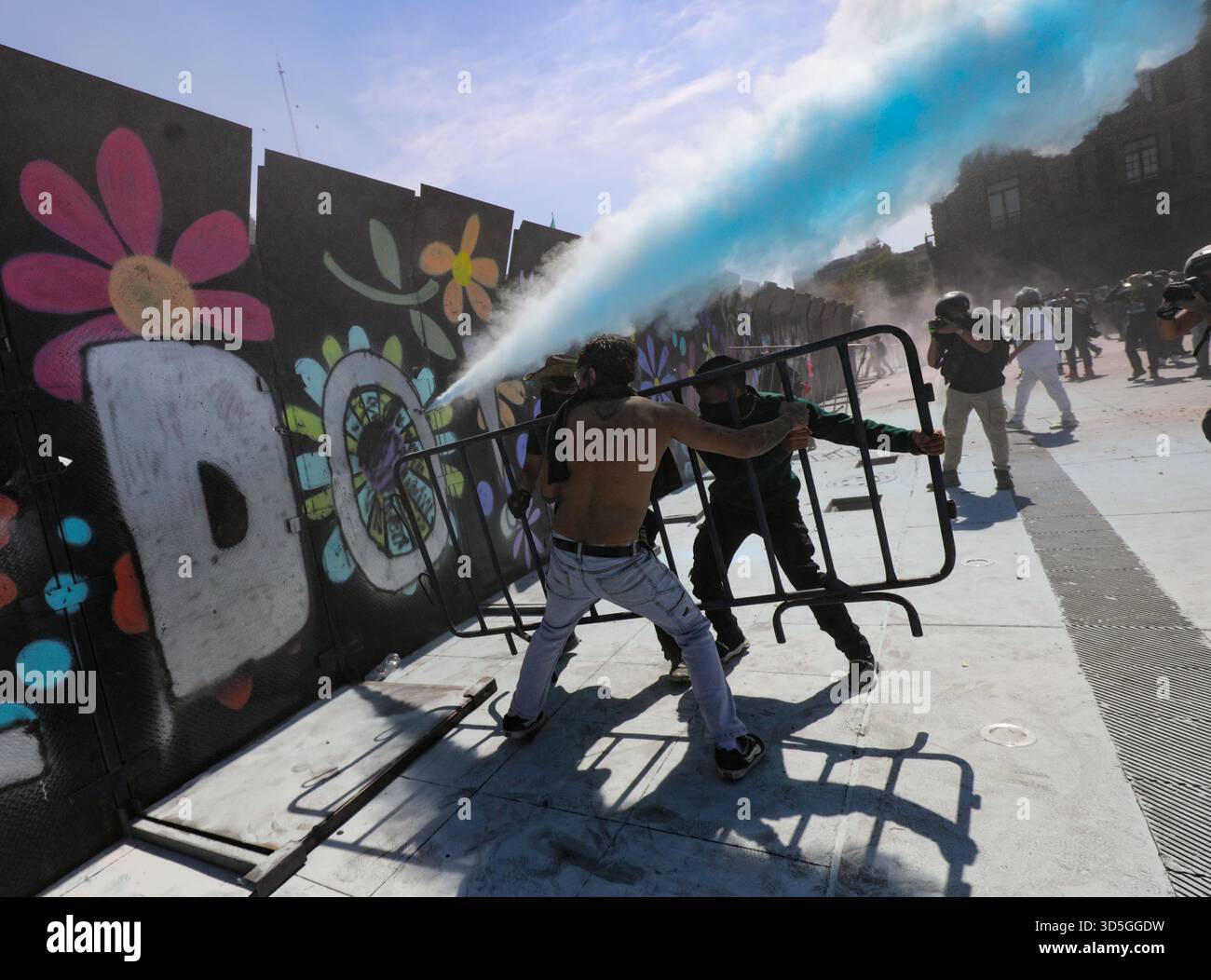 Mexiko-Stadt, Mexiko. November 2025. Teilnehmer an der Demonstration „Gen Z“ auf dem Hauptplatz Zocalo gegen die mexikanische Regierung nach dem Mord an dem Bürgermeister von Uruapan Carlos Manzola, während Mexikos Präsidentin Claudia Sheinbaum in den letzten Tagen die Legitimität der Bewegung in Frage gestellt hat. Am 15. November 2025 in Mexiko-Stadt. (Foto: Ian Robles/Eyepix Group/SIPA USA) Credit: SIPA USA/Alamy Live News Stockfoto
