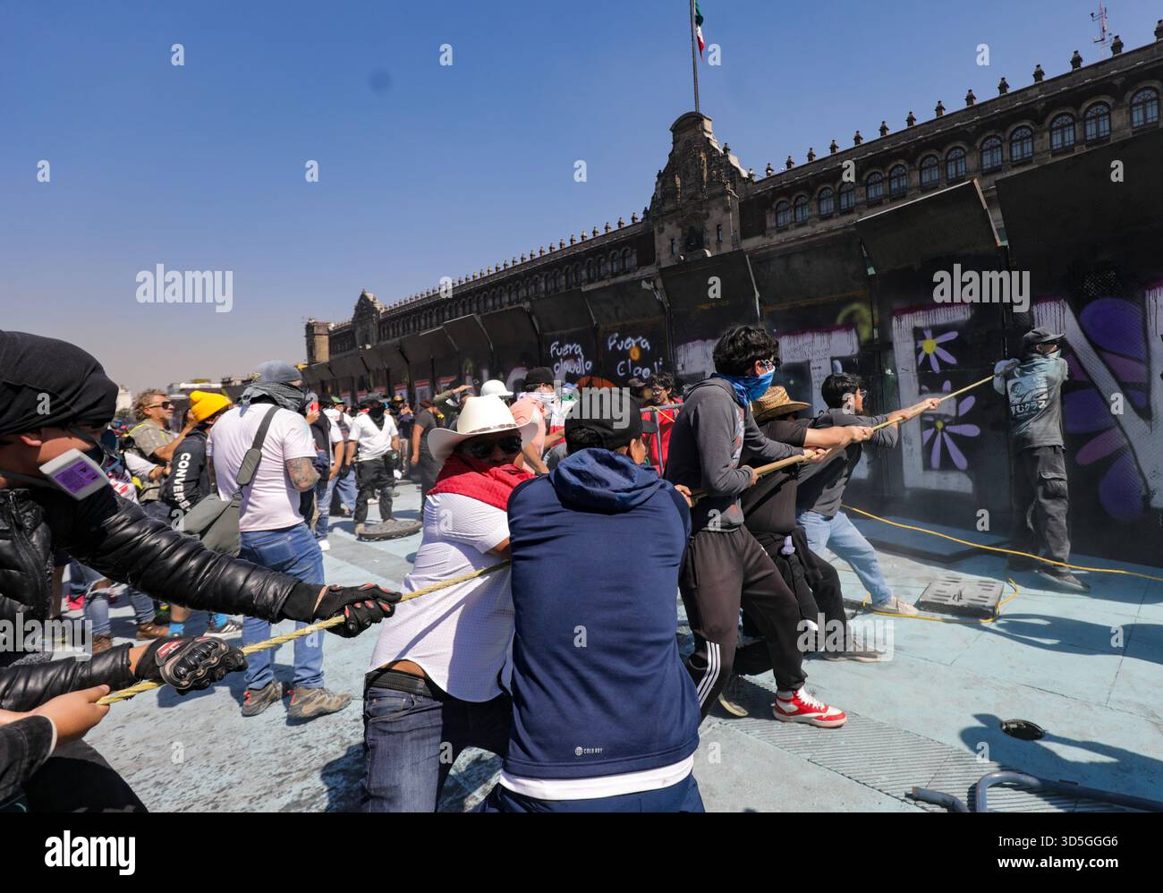 Mexiko-Stadt, Mexiko. November 2025. Teilnehmer an der Demonstration „Gen Z“ auf dem Hauptplatz Zocalo gegen die mexikanische Regierung nach dem Mord an dem Bürgermeister von Uruapan Carlos Manzola, während Mexikos Präsidentin Claudia Sheinbaum in den letzten Tagen die Legitimität der Bewegung in Frage gestellt hat. Am 15. November 2025 in Mexiko-Stadt. (Foto: Ian Robles/Eyepix Group/SIPA USA) Credit: SIPA USA/Alamy Live News Stockfoto