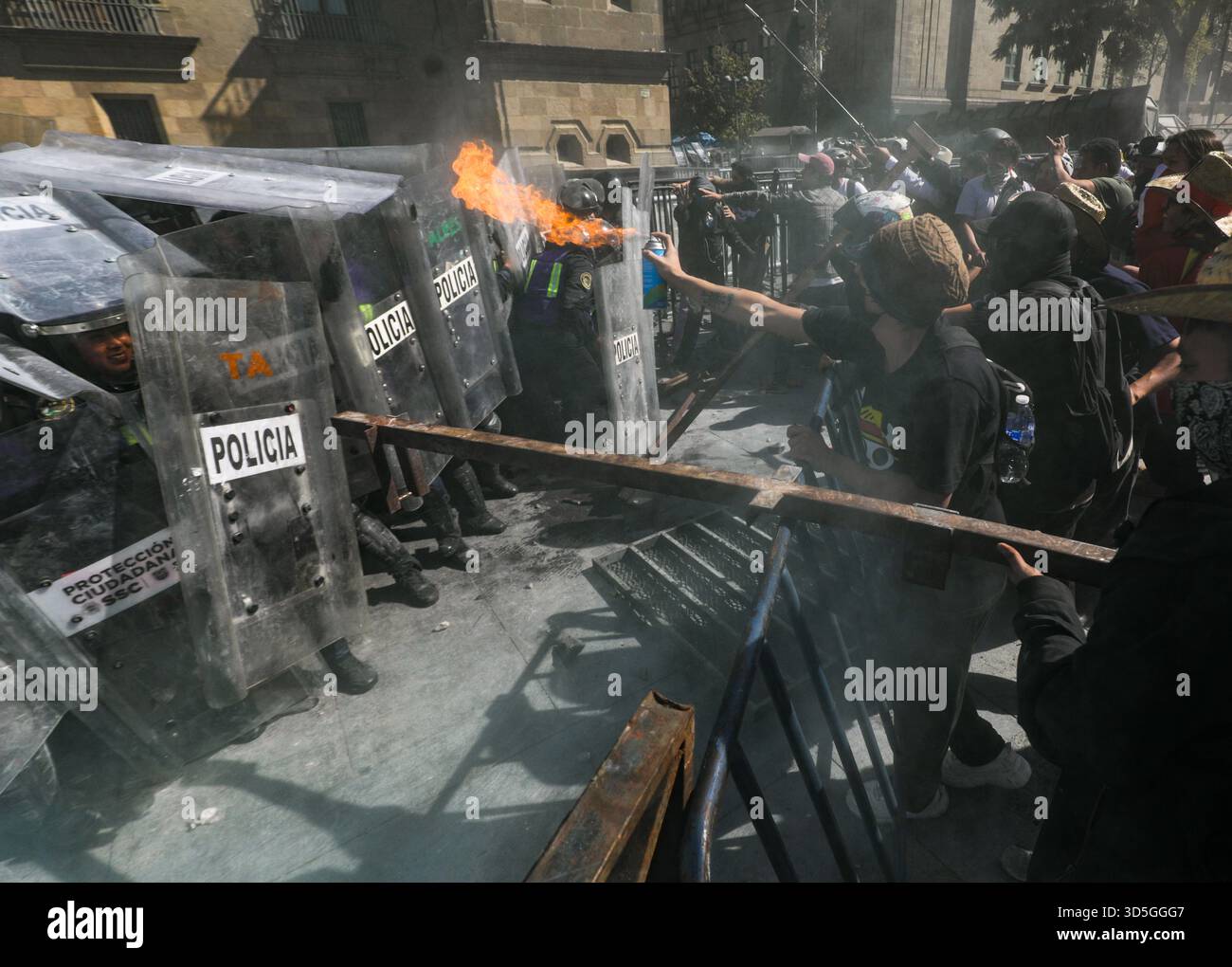 Mexiko-Stadt, Mexiko. November 2025. Während der Demonstration der „Gen Z“ auf dem Hauptplatz Zocalo gegen die mexikanische Regierung nach dem Mord an dem Bürgermeister von Uruapan Carlos Manzola stehen die Menschen der Polizei gegenüber, während Mexikos Präsidentin Claudia Sheinbaum in den letzten Tagen die Legitimität der Bewegung in Frage gestellt hat. Am 15. November 2025 in Mexiko-Stadt. (Foto: Ian Robles/Eyepix Group/SIPA USA) Credit: SIPA USA/Alamy Live News Stockfoto