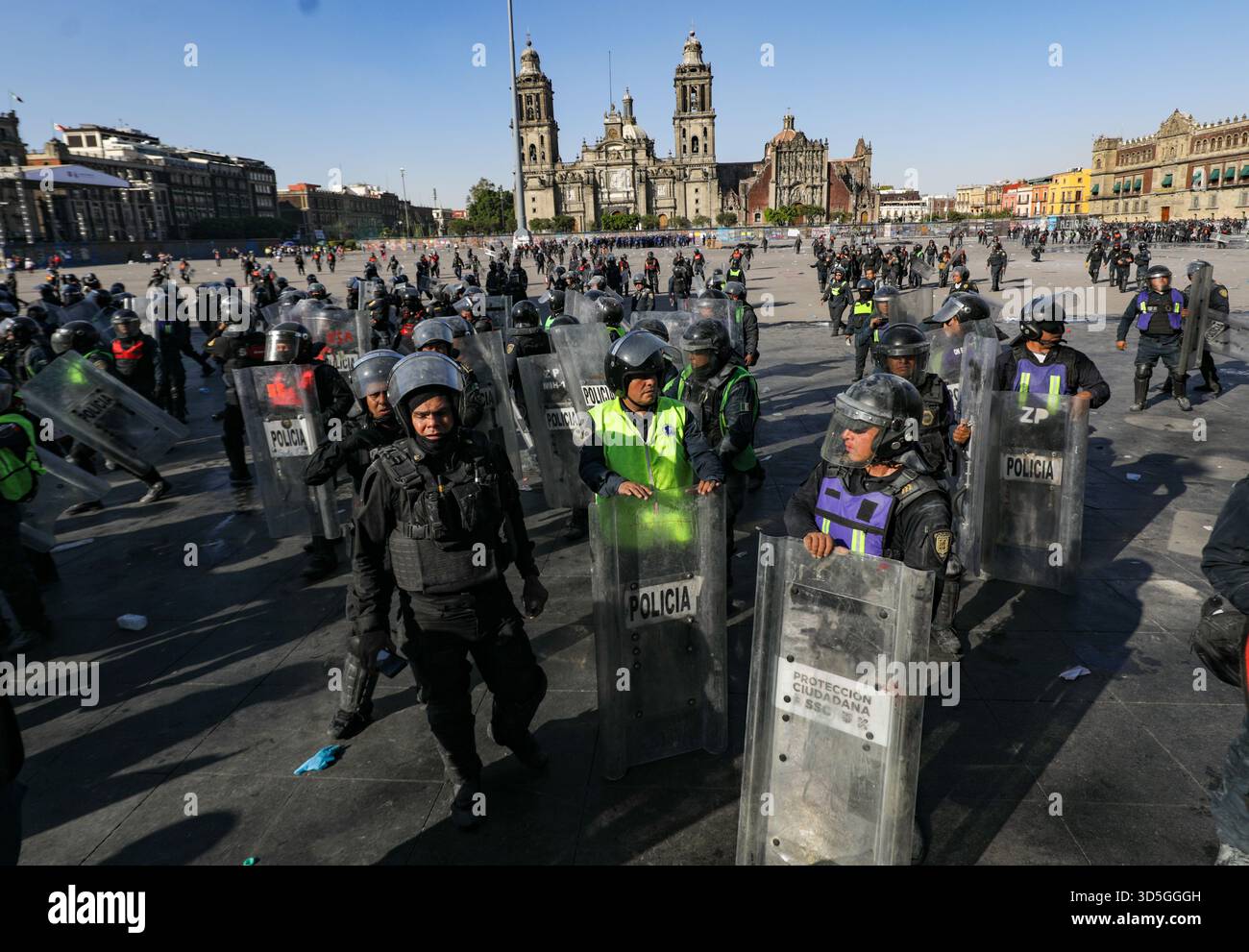 Mexiko-Stadt, Mexiko. November 2025. Polizei während der Demonstration „Gen Z“ auf dem Hauptplatz Zocalo gegen die mexikanische Regierung nach der Ermordung des Bürgermeisters von Uruapan Carlos Manzola, während Mexikos Präsidentin Claudia Sheinbaum in den letzten Tagen die Legitimität der Bewegung in Frage gestellt hat. Am 15. November 2025 in Mexiko-Stadt. (Foto: Ian Robles/Eyepix Group/SIPA USA) Credit: SIPA USA/Alamy Live News Stockfoto