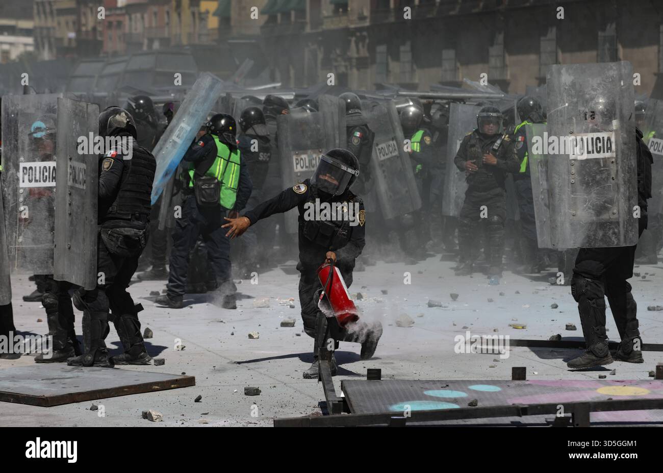 Mexiko-Stadt, Mexiko. November 2025. Eine Polizei wirft während der Demonstration „Gen Z“ auf dem Hauptplatz Zocalo gegen die mexikanische Regierung nach dem Mord an dem Bürgermeister von Uruapan Carlos Manzola einen Stein gegen Demonstranten, während Mexikos Präsidentin Claudia Sheinbaum in den letzten Tagen die Legitimität der Bewegung in Frage gestellt hat. Am 15. November 2025 in Mexiko-Stadt. (Foto: Ian Robles/Eyepix Group/SIPA USA) Credit: SIPA USA/Alamy Live News Stockfoto