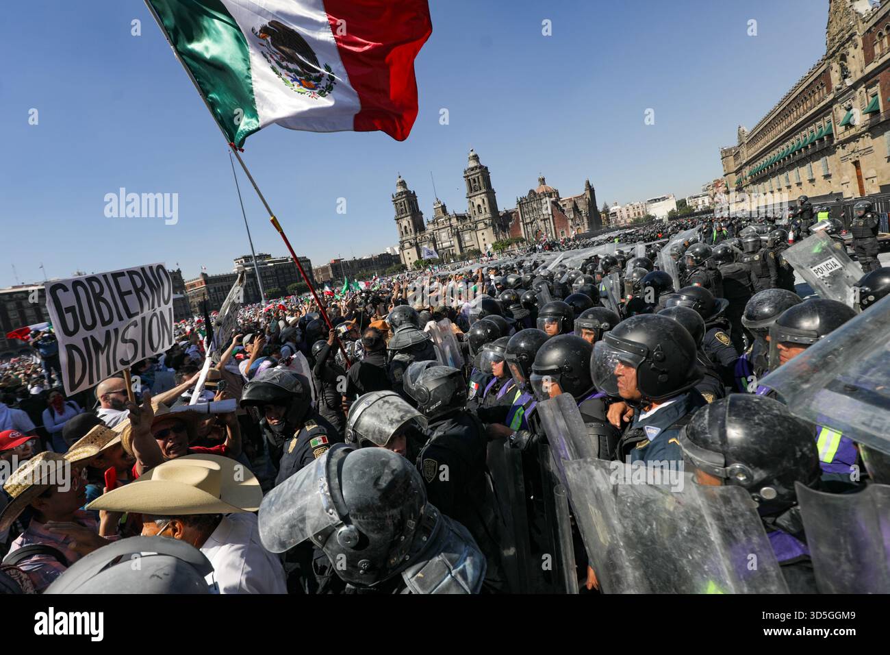 Mexiko-Stadt, Mexiko. November 2025. Während der Demonstration der „Gen Z“ auf dem Hauptplatz Zocalo gegen die mexikanische Regierung nach dem Mord an dem Bürgermeister von Uruapan Carlos Manzola stehen die Menschen der Polizei gegenüber, während Mexikos Präsidentin Claudia Sheinbaum in den letzten Tagen die Legitimität der Bewegung in Frage gestellt hat. Am 15. November 2025 in Mexiko-Stadt. (Foto: Ian Robles/Eyepix Group/SIPA USA) Credit: SIPA USA/Alamy Live News Stockfoto