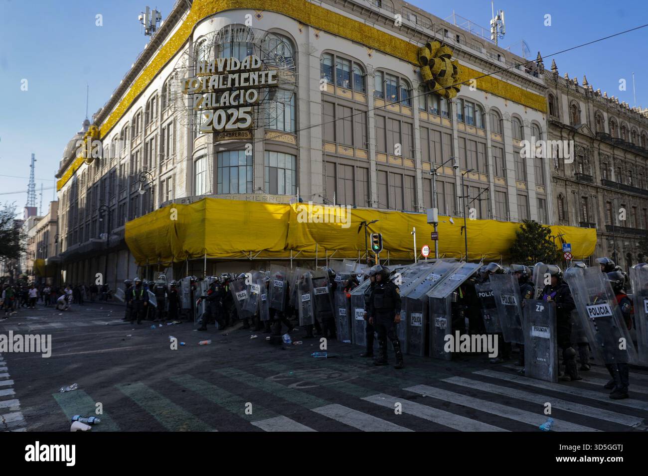 Mexiko-Stadt, Mexiko. November 2025. Die Polizei bewacht die Hauptstraßen während der Demonstration „Gen Z“ auf dem Hauptplatz Zocalo gegen die mexikanische Regierung nach dem Mord an dem Bürgermeister von Uruapan Carlos Manzola, während Mexikos Präsidentin Claudia Sheinbaum in den letzten Tagen die Legitimität der Bewegung in Frage gestellt hat. Am 15. November 2025 in Mexiko-Stadt. (Foto: Ian Robles/Eyepix Group/SIPA USA) Credit: SIPA USA/Alamy Live News Stockfoto