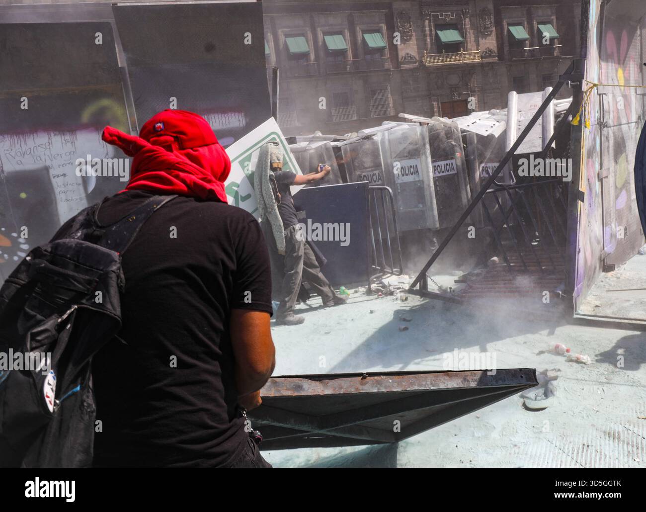 Mexiko-Stadt, Mexiko. November 2025. Während der Demonstration „Gen Z“ auf dem Hauptplatz Zocalo gegen die mexikanische Regierung nach dem Mord an dem Bürgermeister von Uruapan Carlos Manzola herrscht Aufstand, während Mexikos Präsidentin Claudia Sheinbaum in den letzten Tagen die Legitimität der Bewegung in Frage gestellt hat. Am 15. November 2025 in Mexiko-Stadt. (Foto: Ian Robles/Eyepix Group/SIPA USA) Credit: SIPA USA/Alamy Live News Stockfoto
