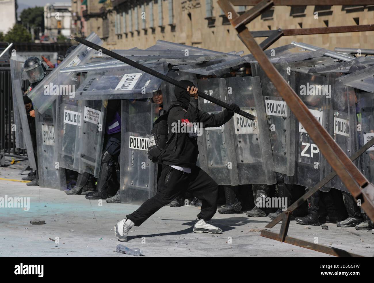 Mexiko-Stadt, Mexiko. November 2025. Während der Demonstration von Gen Z auf dem Hauptplatz Zocalo gegen die mexikanische Regierung nach dem Mord an dem Bürgermeister von Uruapan Carlos Manzola konfrontiert eine Person die Polizei, während Mexikos Präsidentin Claudia Sheinbaum in den letzten Tagen die Legitimität der Bewegung in Frage gestellt hat. Am 15. November 2025 in Mexiko-Stadt. (Foto: Ian Robles/Eyepix Group/SIPA USA) Credit: SIPA USA/Alamy Live News Stockfoto