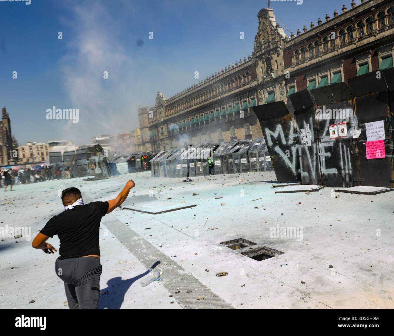 Mexiko-Stadt, Mexiko. November 2025. Während der Demonstration von Gen Z auf dem Hauptplatz Zocalo gegen die mexikanische Regierung nach dem Mord an dem Bürgermeister von Uruapan Carlos Manzola konfrontiert eine Person die Polizei, während Mexikos Präsidentin Claudia Sheinbaum in den letzten Tagen die Legitimität der Bewegung in Frage gestellt hat. Am 15. November 2025 in Mexiko-Stadt. (Foto: Ian Robles/Eyepix Group/SIPA USA) Credit: SIPA USA/Alamy Live News Stockfoto