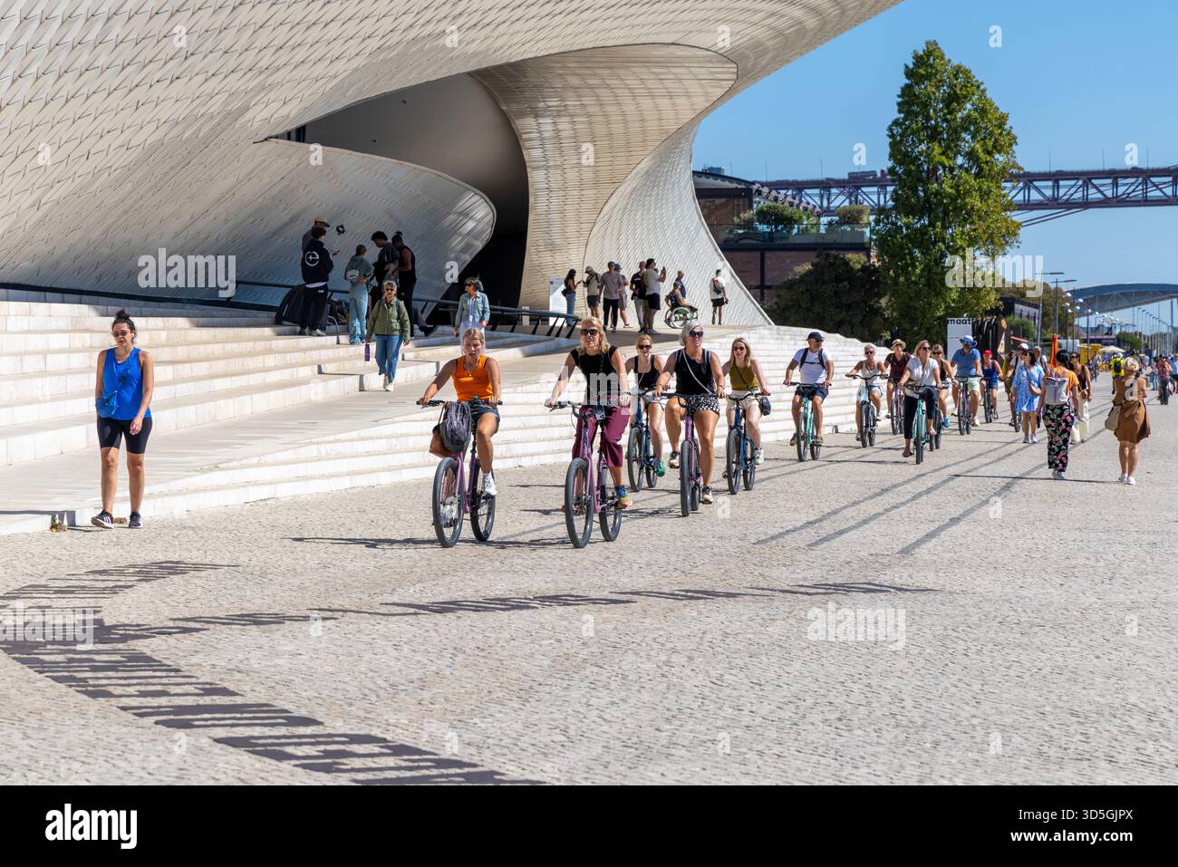 Lissabon, Portugal, Fahrradtour in Gruppen, vorbei am Museum für Kunst Architektur und Technologie MAAT im Stadtteil Belem, Europa Stockfoto