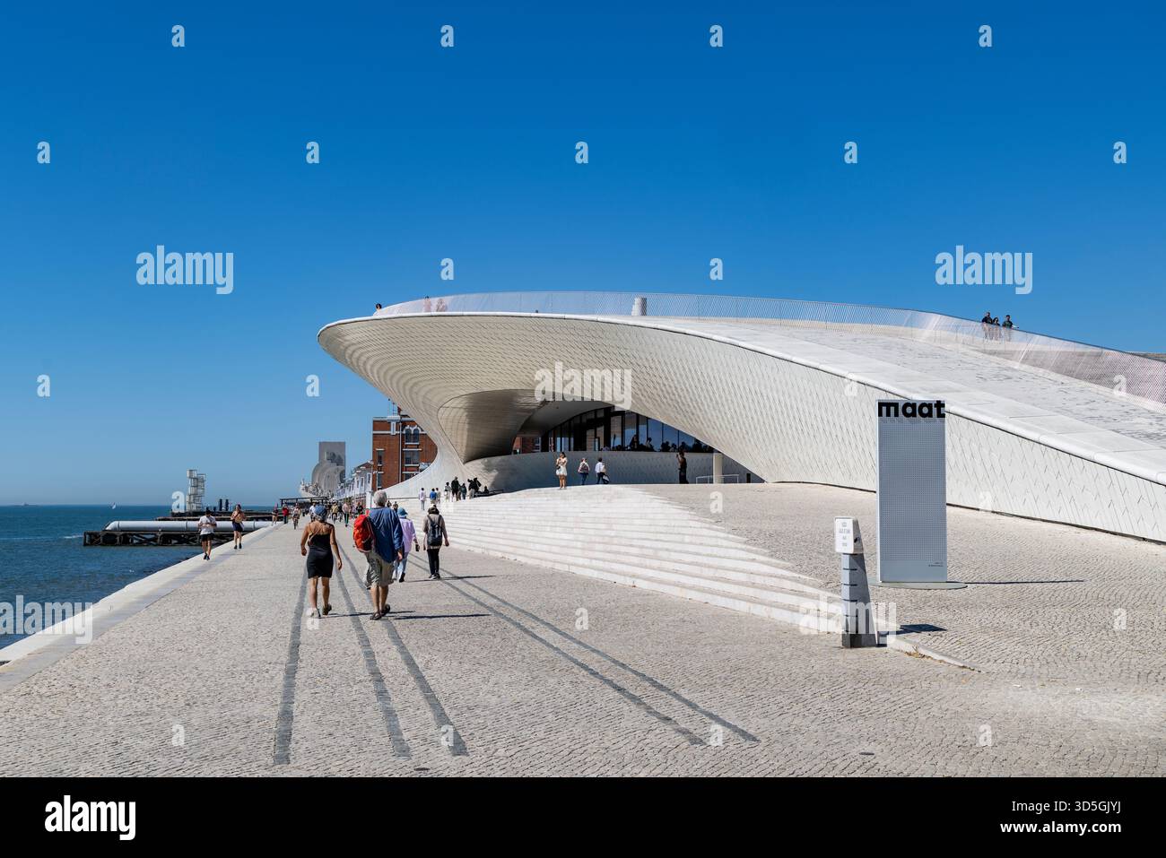 Belem, Lissabon, Portugal, moderner Flügel des MAAT Museum of Art Architecture and Technology am Fluss Tejo, Europa Stockfoto
