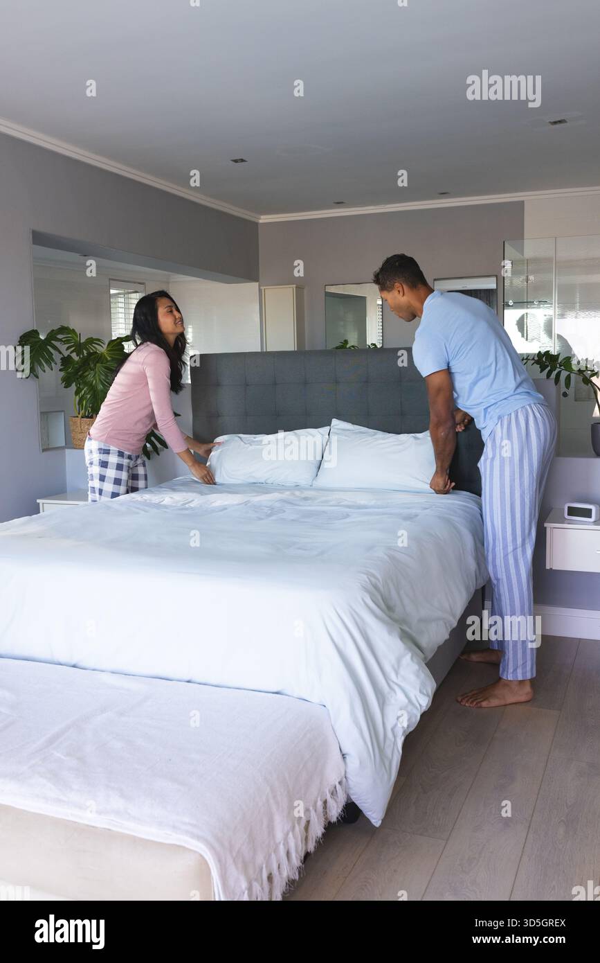 Paare, die zu Hause zusammen schlafen, beginnen den Tag mit Teamarbeit und Lächeln Stockfoto