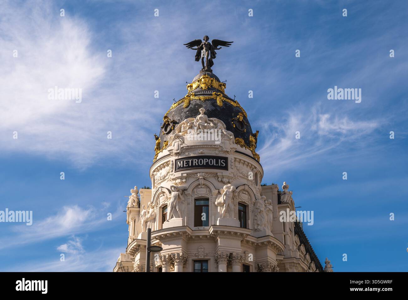4. November 2025: Das Metropolis Building oder Edificio Metropolis, ein Bürogebäude in Madrid, wurde von einem französischen Architekten namens Jules entworfen Stockfoto