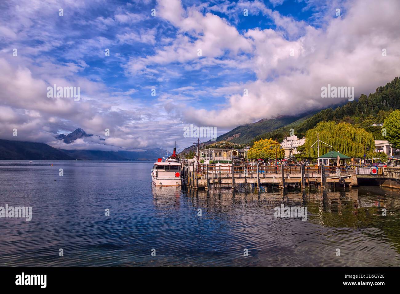 Lake Wakatipu Ufern in Queenstown von Neuseeland Tourismusziel auf der Südinsel - Stadt Kai und Shopping Village Gegend. Stockfoto