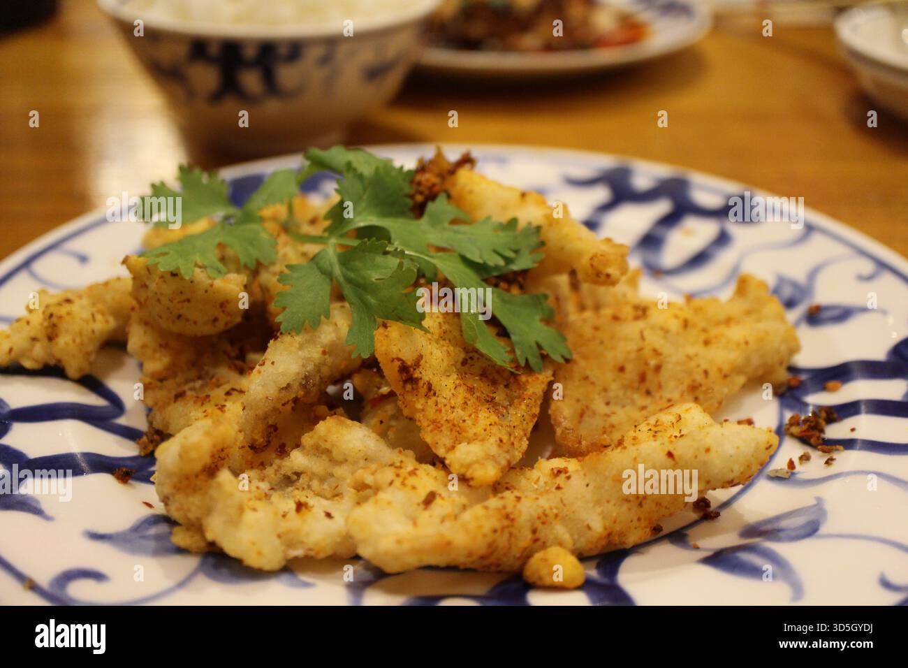 Sichuan-Küche (chinesische Küche): Gebratener Fisch mit Sichuan-Pfeffer Stockfoto