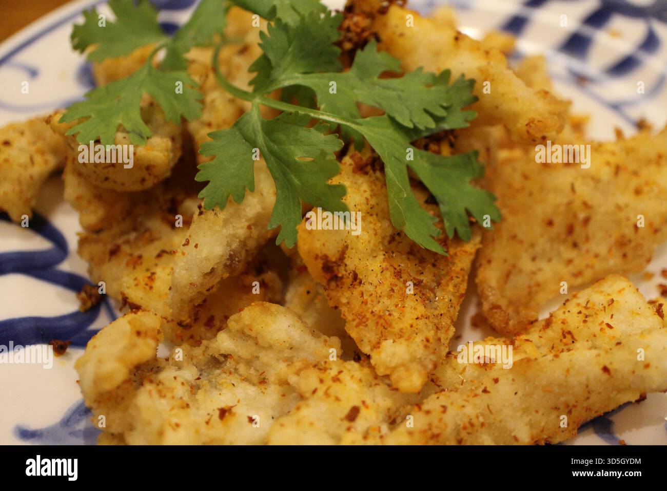 Sichuan-Küche (chinesische Küche): Gebratener Fisch mit Sichuan-Pfeffer Stockfoto