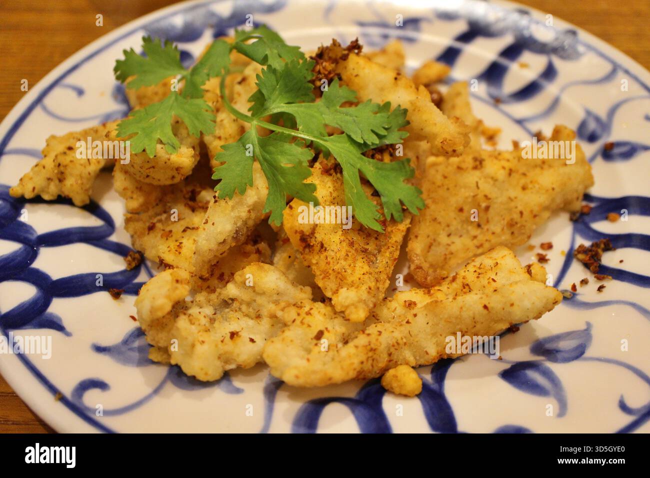 Sichuan-Küche (chinesische Küche): Gebratener Fisch mit Sichuan-Pfeffer Stockfoto