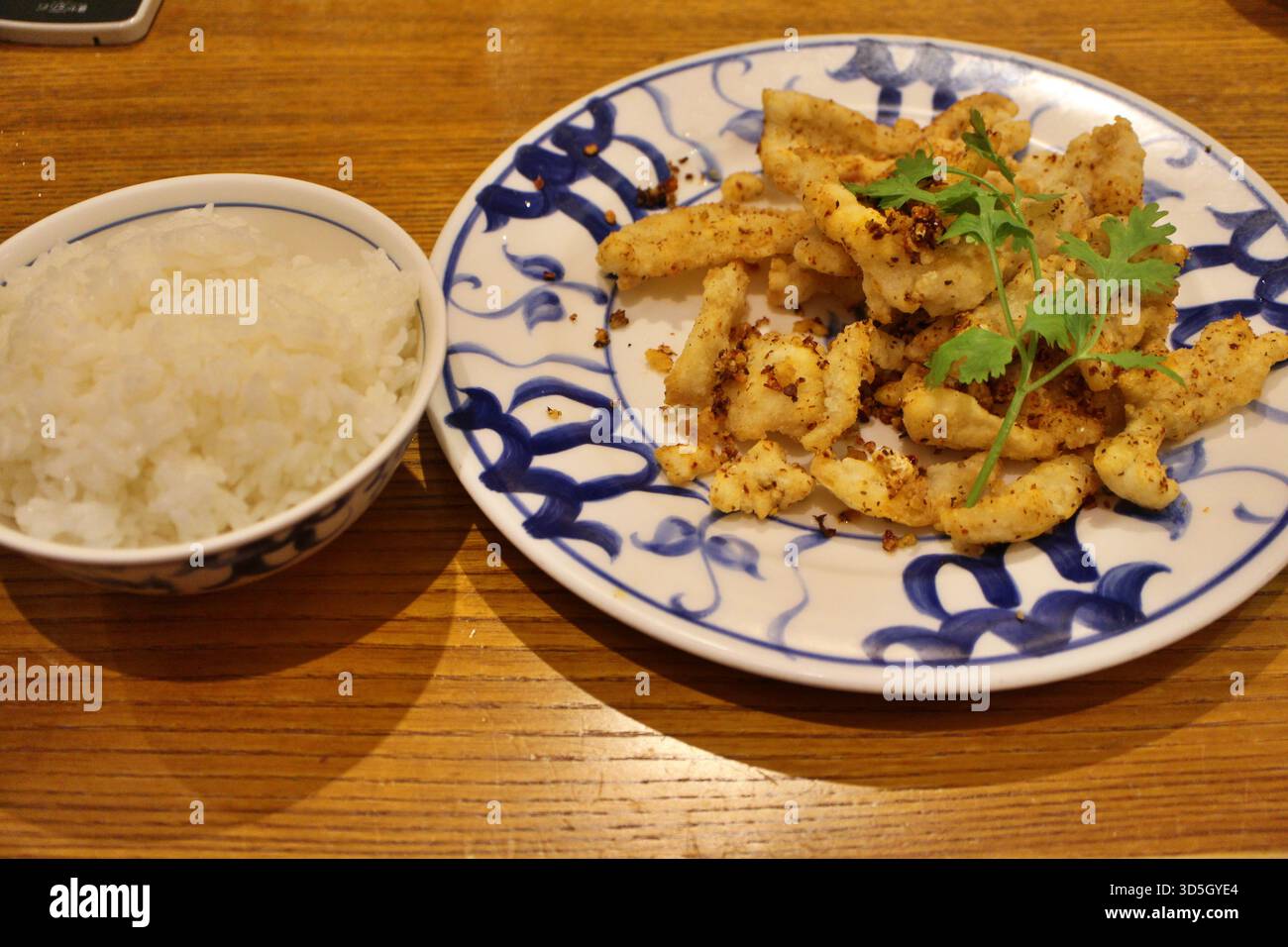 Sichuan-Küche (chinesische Küche): Gebratener Fisch mit Sichuan-Pfeffer Stockfoto