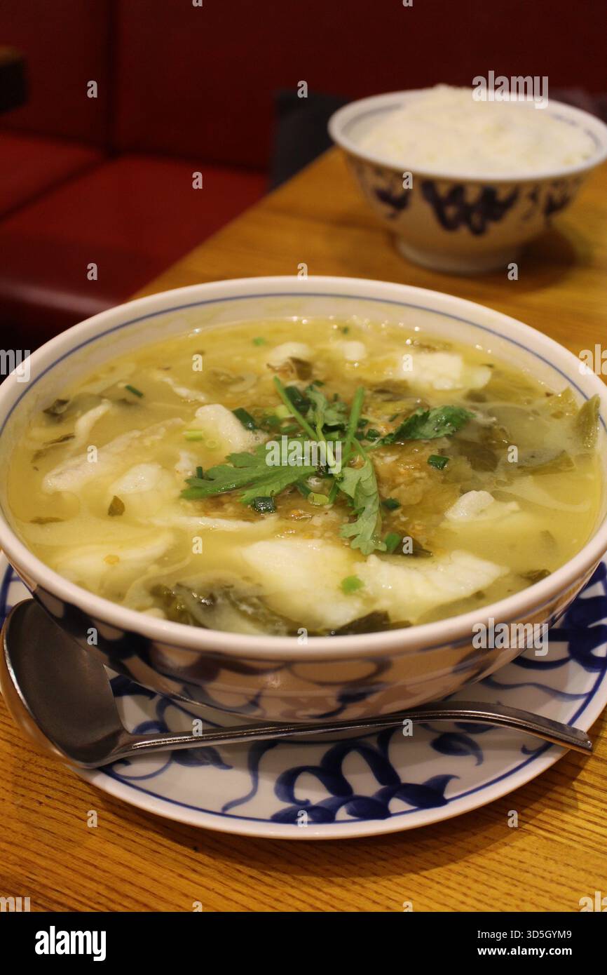 Sichuan-Küche (chinesische Küche): Sauerkrautfisch (Fisch mit eingelegtem Senfgrün) Stockfoto