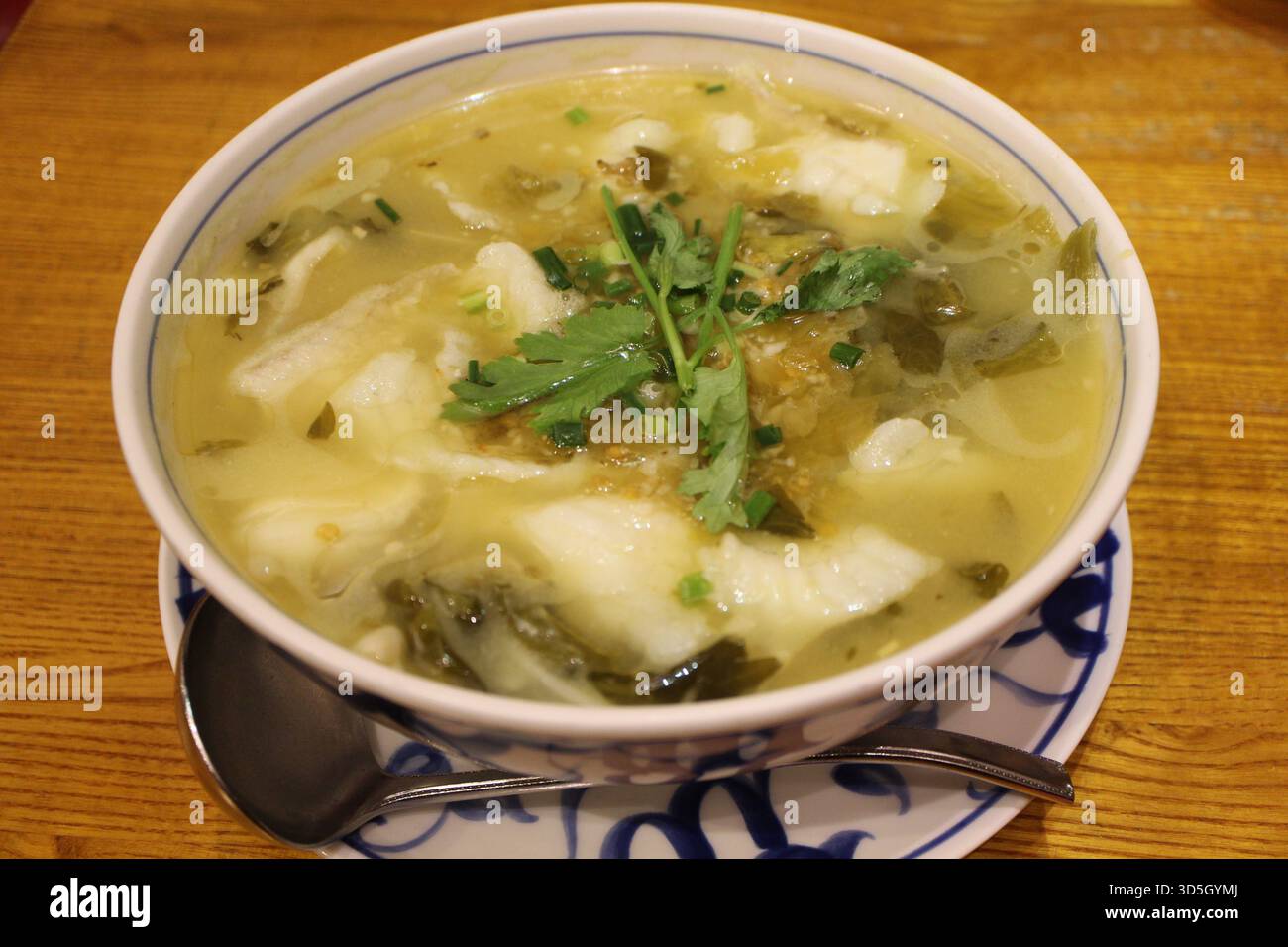 Sichuan-Küche (chinesische Küche): Sauerkrautfisch (Fisch mit eingelegtem Senfgrün) Stockfoto