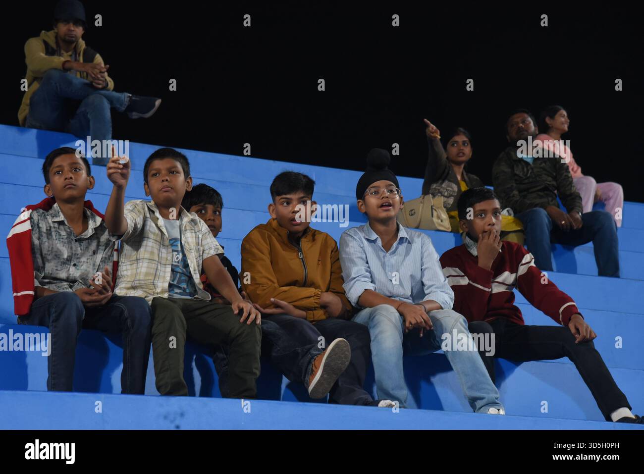 Pepole Wach Hockeyspiel während des 126. Beighton Cup Halbfinalspiels zwischen India Airforce und Canara Bank im Vivekananda Yuba Bharati Hockey Stadium, Kalkutta, Indien, am 15. November 2025. Die Punktzahl ist India Airforce - 2 und Canara Bank-0.Foto: Debajyoti Chakraborty.(Foto: Debajyoti Chakraborty/News Images) Stockfoto