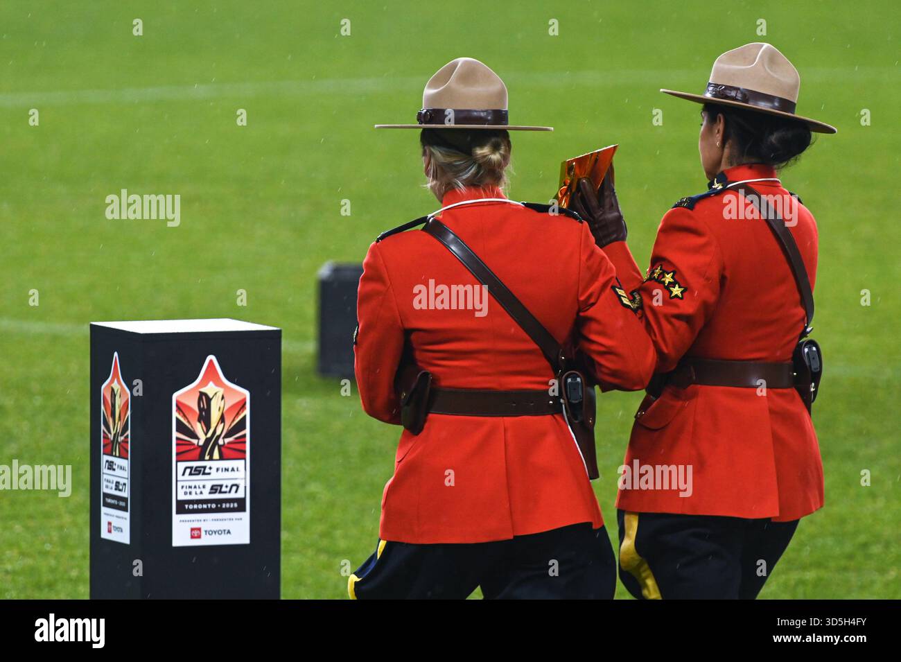 TORONTO, ONTARIO, KANADA - 15. NOVEMBER 2025: Zwei Royal Canadian Mounted Police (RCMP)-Offiziere in Red Serge Uniform stehen neben der Diana B. Mathes Stockfoto