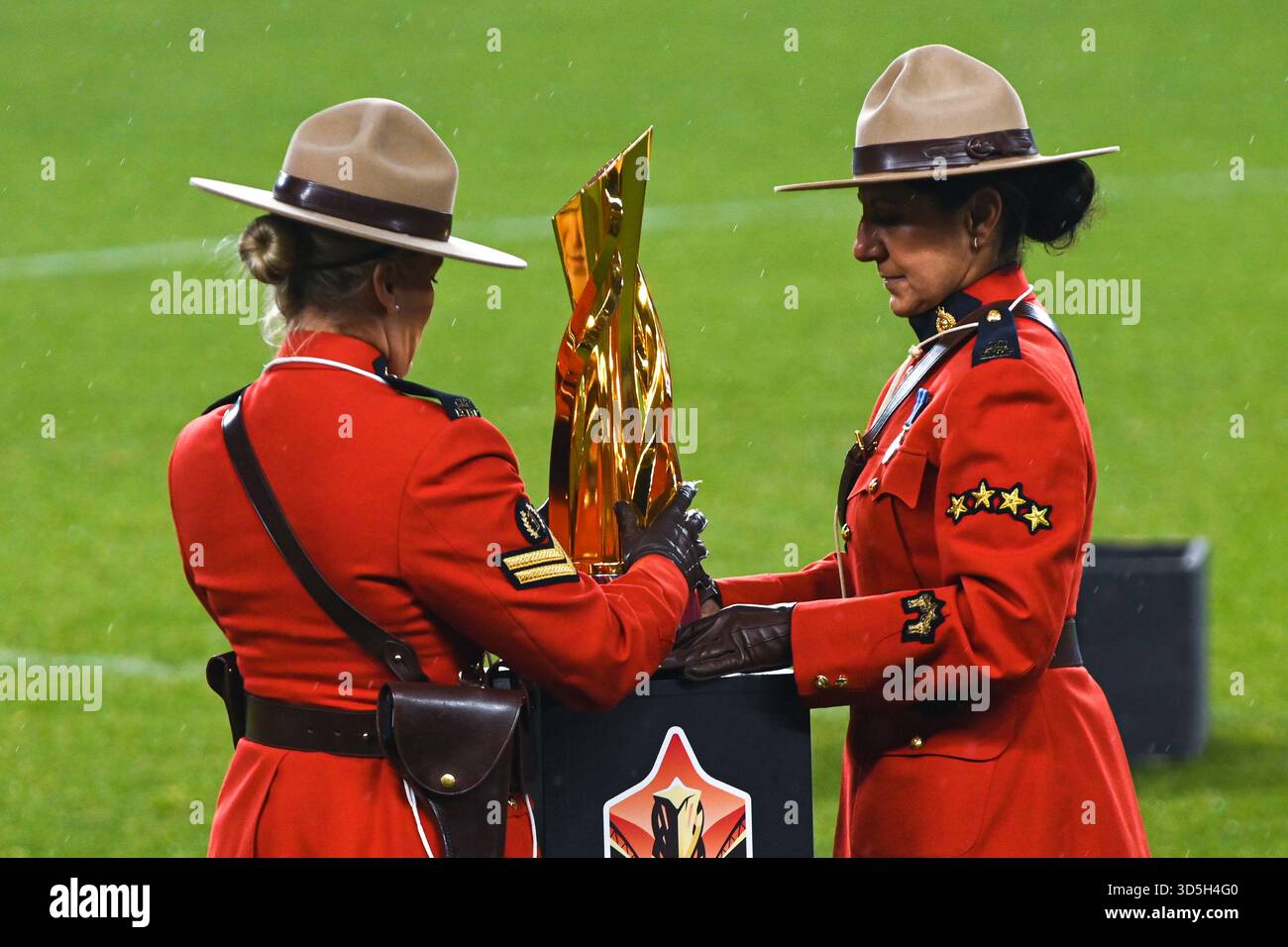 TORONTO, ONTARIO, KANADA - 15. NOVEMBER 2025: Zwei Royal Canadian Mounted Police (RCMP)-Offiziere in Red Serge Uniform stehen neben der Diana B. Mathes Stockfoto