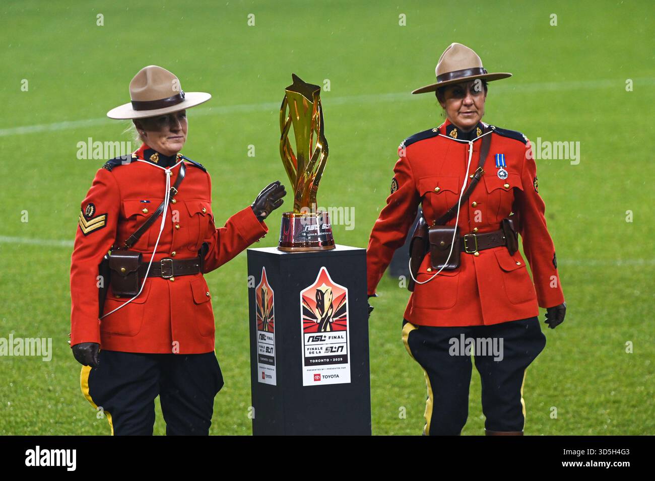 TORONTO, ONTARIO, KANADA - 15. NOVEMBER 2025: Zwei Royal Canadian Mounted Police (RCMP)-Offiziere in Red Serge Uniform stehen neben der Diana B. Mathes Stockfoto