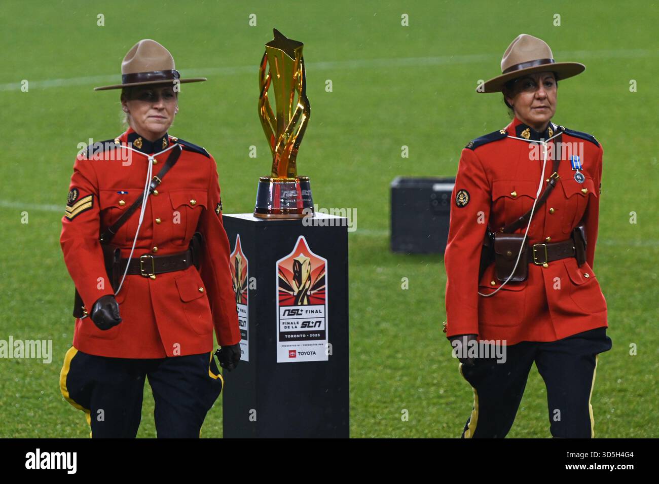 TORONTO, ONTARIO, KANADA - 15. NOVEMBER 2025: Zwei Royal Canadian Mounted Police (RCMP)-Offiziere in Red Serge Uniform stehen neben der Diana B. Mathes Stockfoto