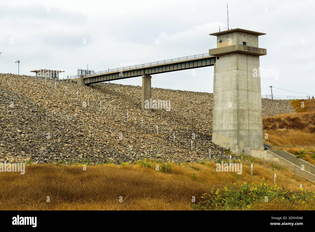Der hohe, aus Beton stammende Überlauf steht auf der felsigen Seite des Carbon Canyon Dam, Orange County, Kalifornien. Quelle: Erik Morgan Stockfoto