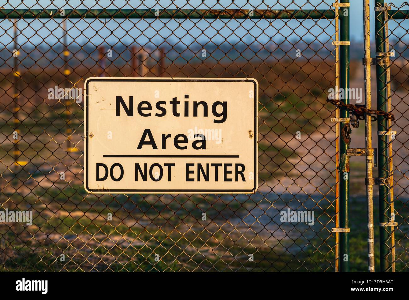 Ein Warnschild mit der Aufschrift „Nistbereich nicht betreten“ hängt an einem verschlossenen Gliedertor im Bolsa Chica Ecological Reserve, Kalifornien. Quelle: Erik Morgan Stockfoto