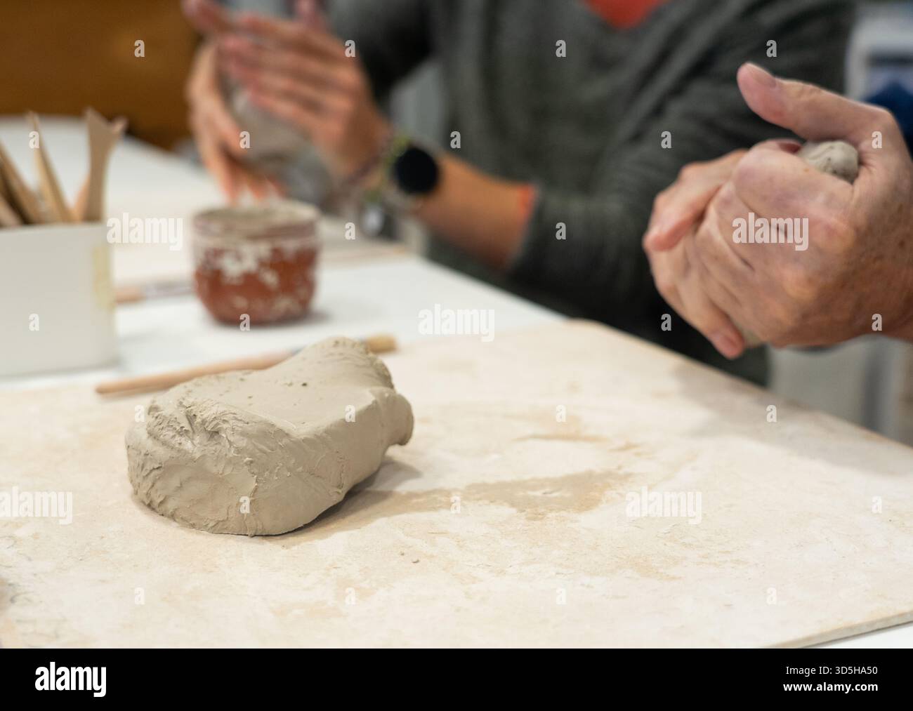 Menschen lernen, Ton zu Formen, Kunst und Handwerk in einem Keramikstudio zu schaffen Stockfoto