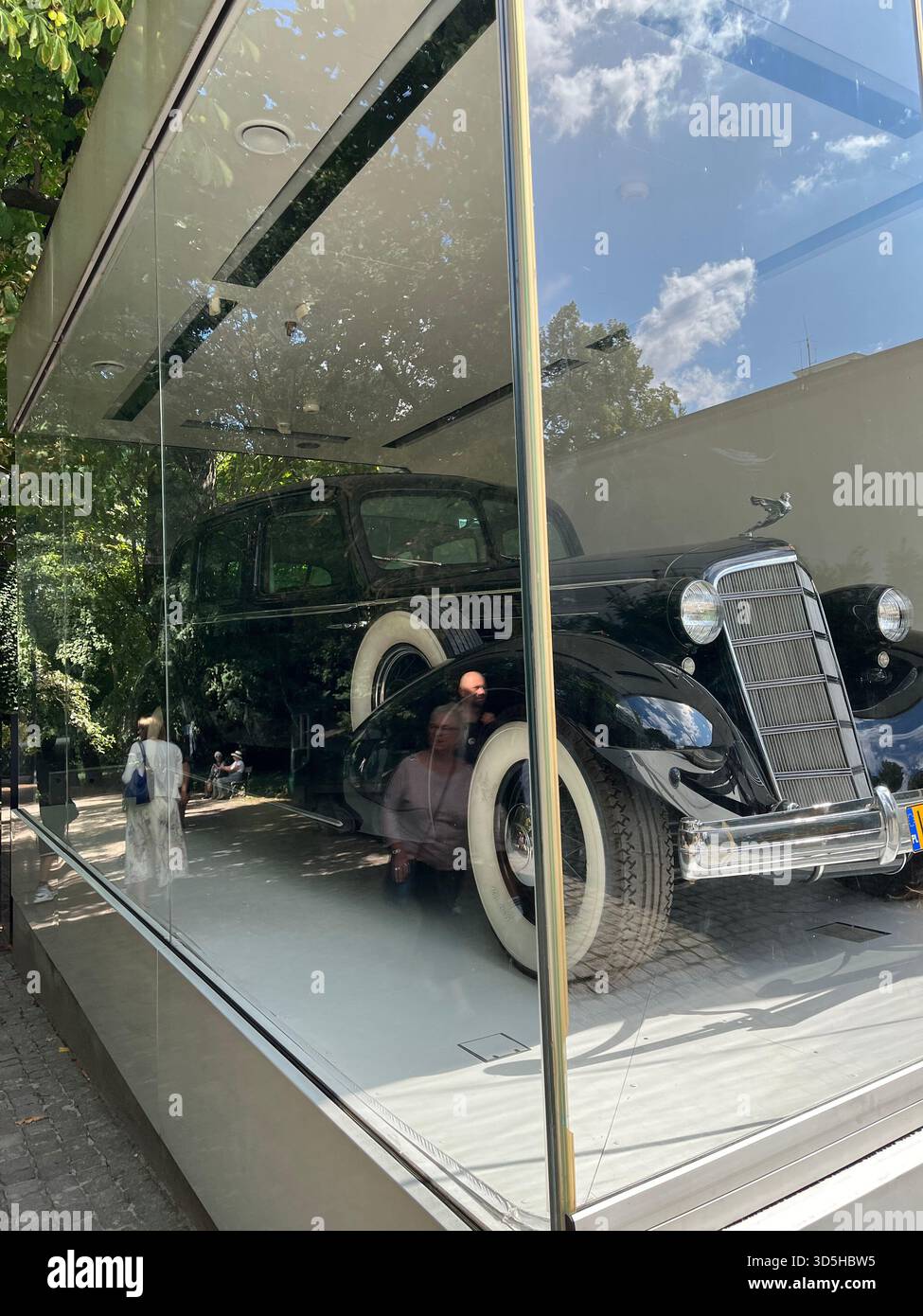 Klassische Marmorbüstenskulptur in einem Landschaftsgarten in Warschau. Künstlerisches Erbe, Skulpturenkunst und kulturelle Atmosphäre in Polen. - Smartphone-aufgenommenes Stockfoto