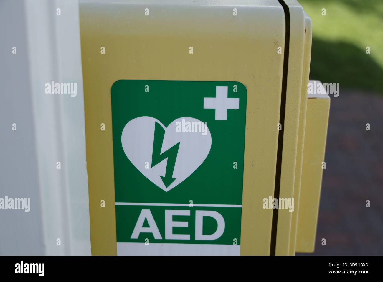 Grünes Herzsymbol Für Den Notfall-Defibrillator-Schrank Für Den Außenbereich Stockfoto